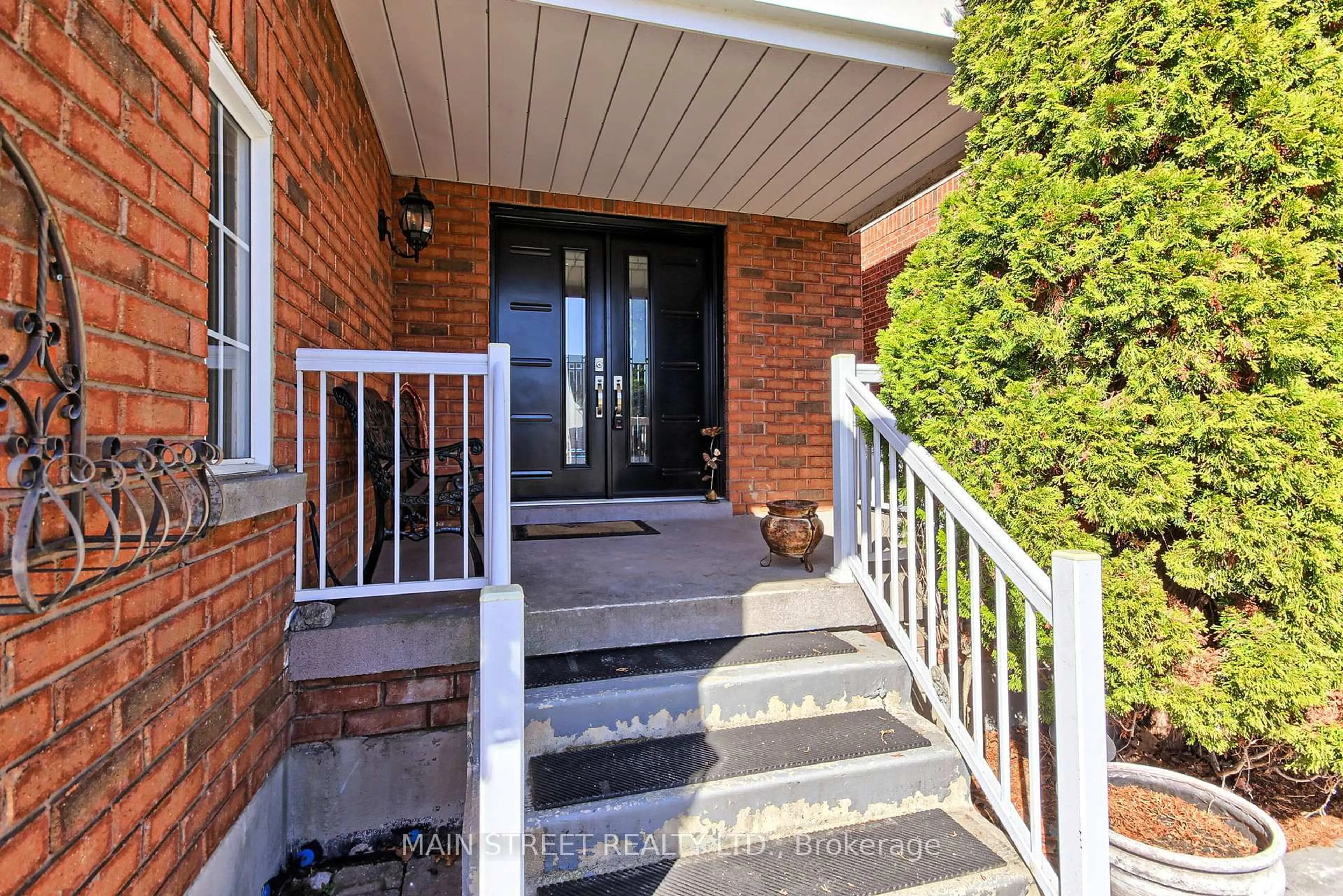 Indoor entryway for 46 Silverstone Cres, Georgina Ontario L4P 4A4
