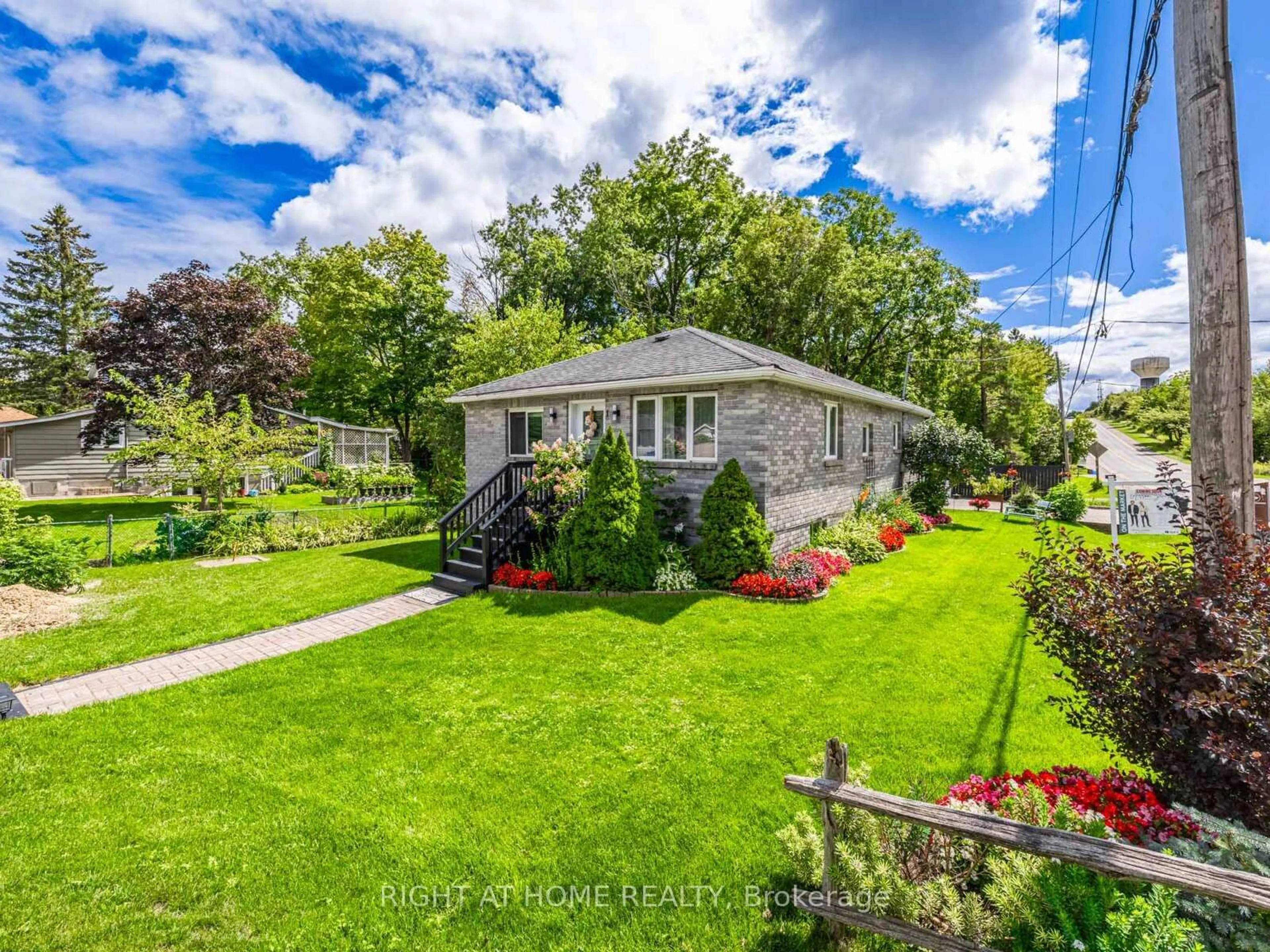 A pic from outside/outdoor area/front of a property/back of a property/a pic from drone, street for 1 Maple Grove St, Whitchurch-Stouffville Ontario L4A 7X3