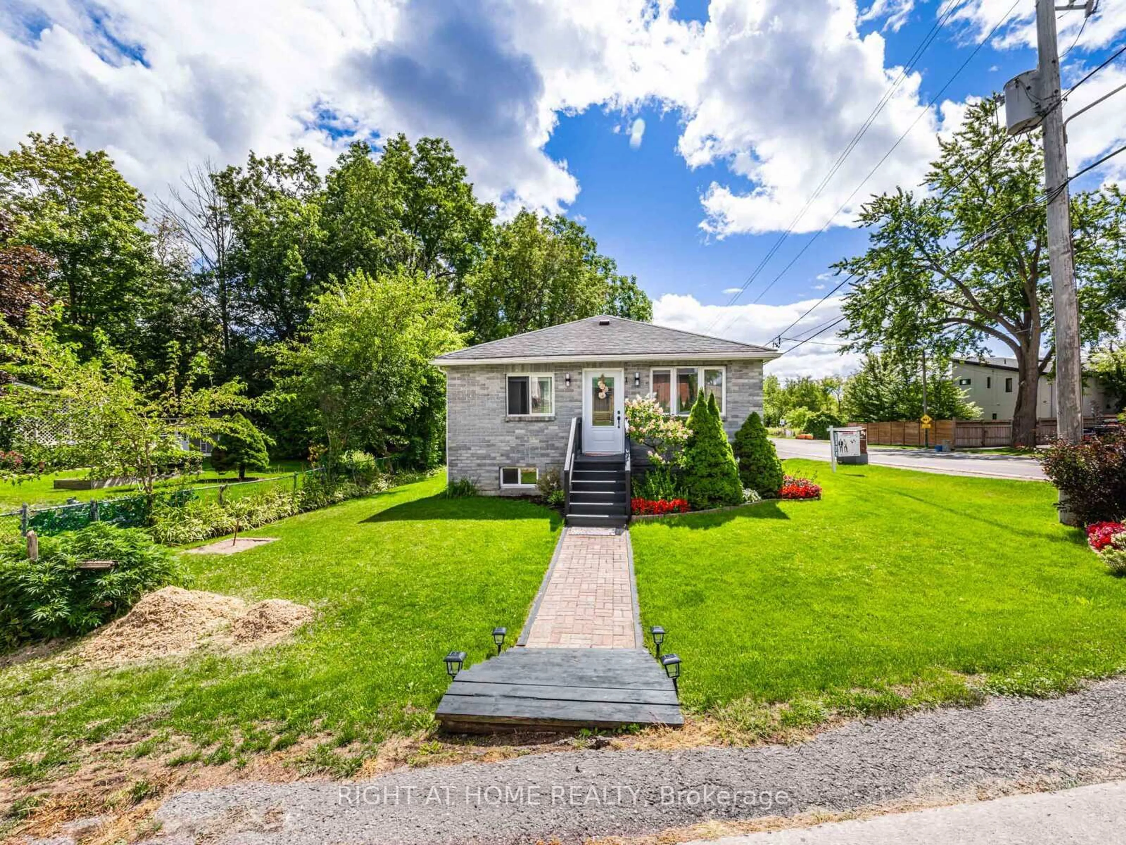 A pic from outside/outdoor area/front of a property/back of a property/a pic from drone, street for 1 Maple Grove St, Whitchurch-Stouffville Ontario L4A 7X3