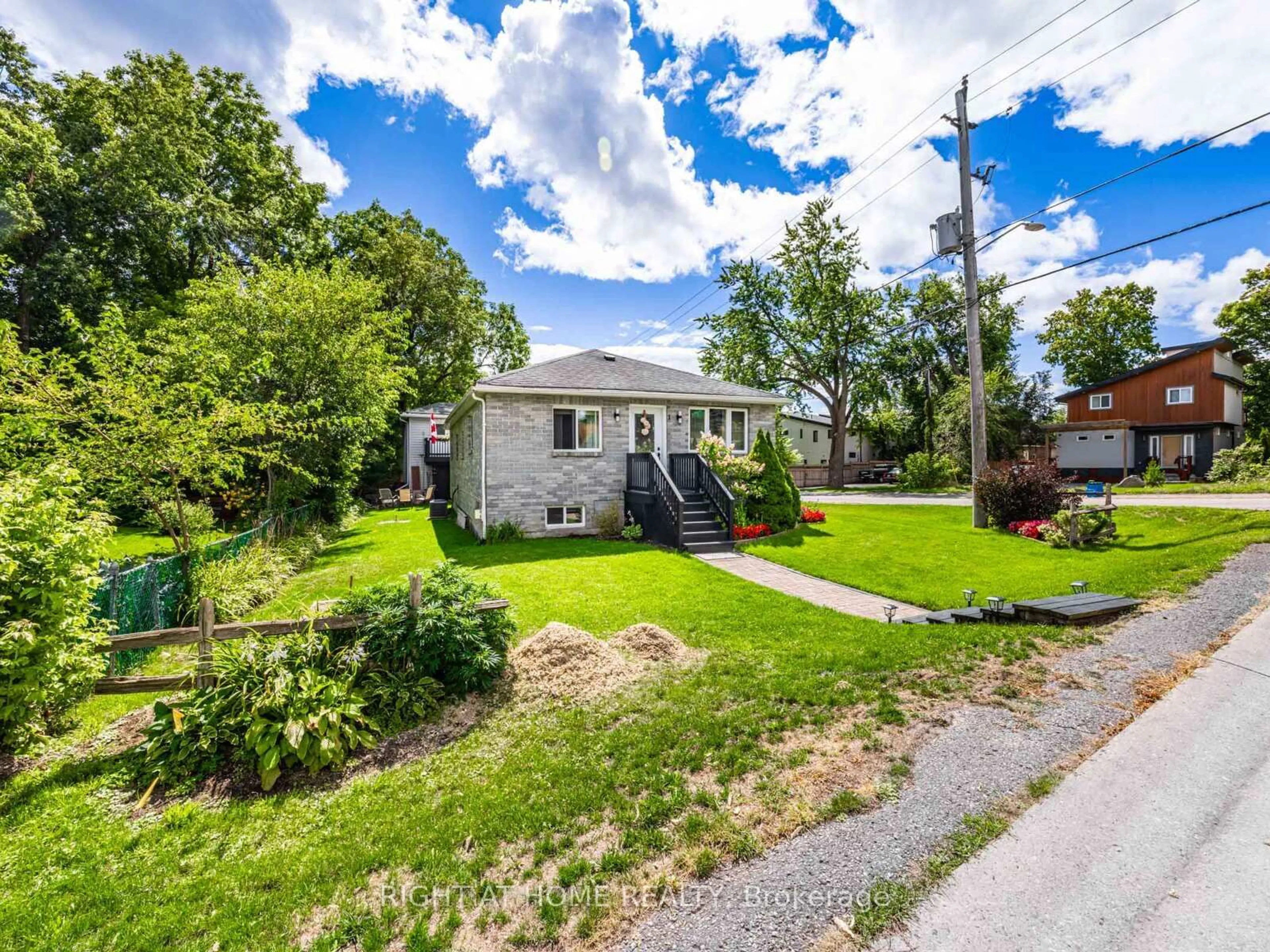 A pic from outside/outdoor area/front of a property/back of a property/a pic from drone, street for 1 Maple Grove St, Whitchurch-Stouffville Ontario L4A 7X3