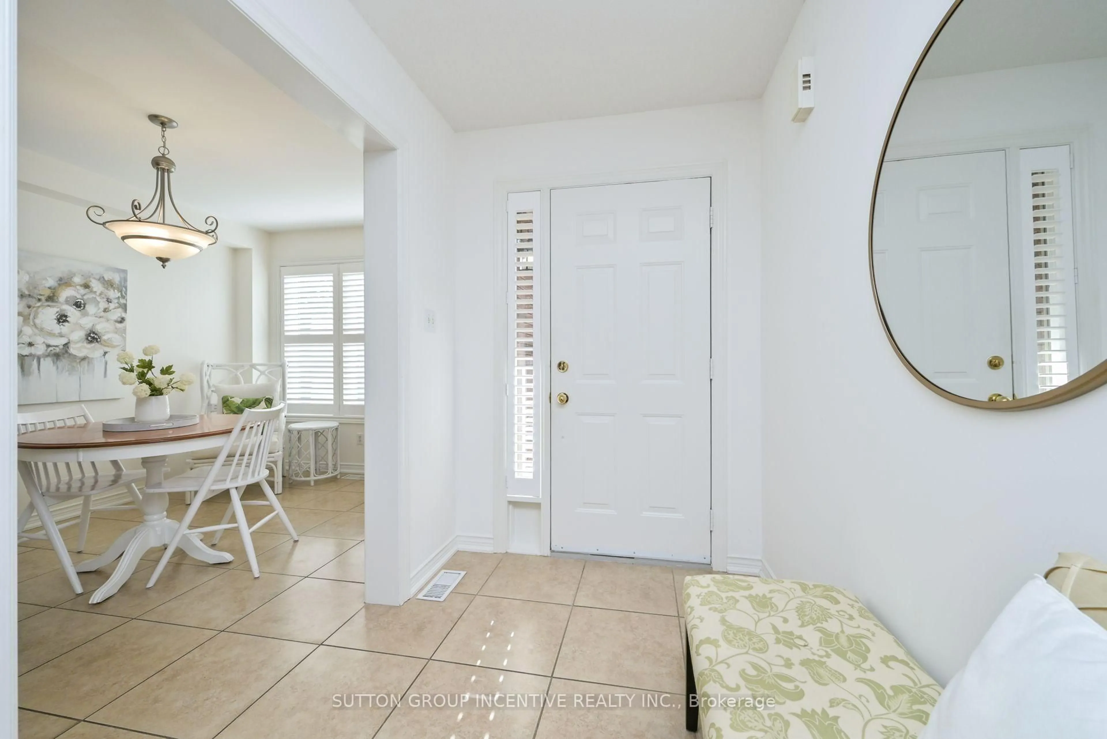 Indoor entryway for 15 SUNSET Blvd, New Tecumseth Ontario L9R 1Y8
