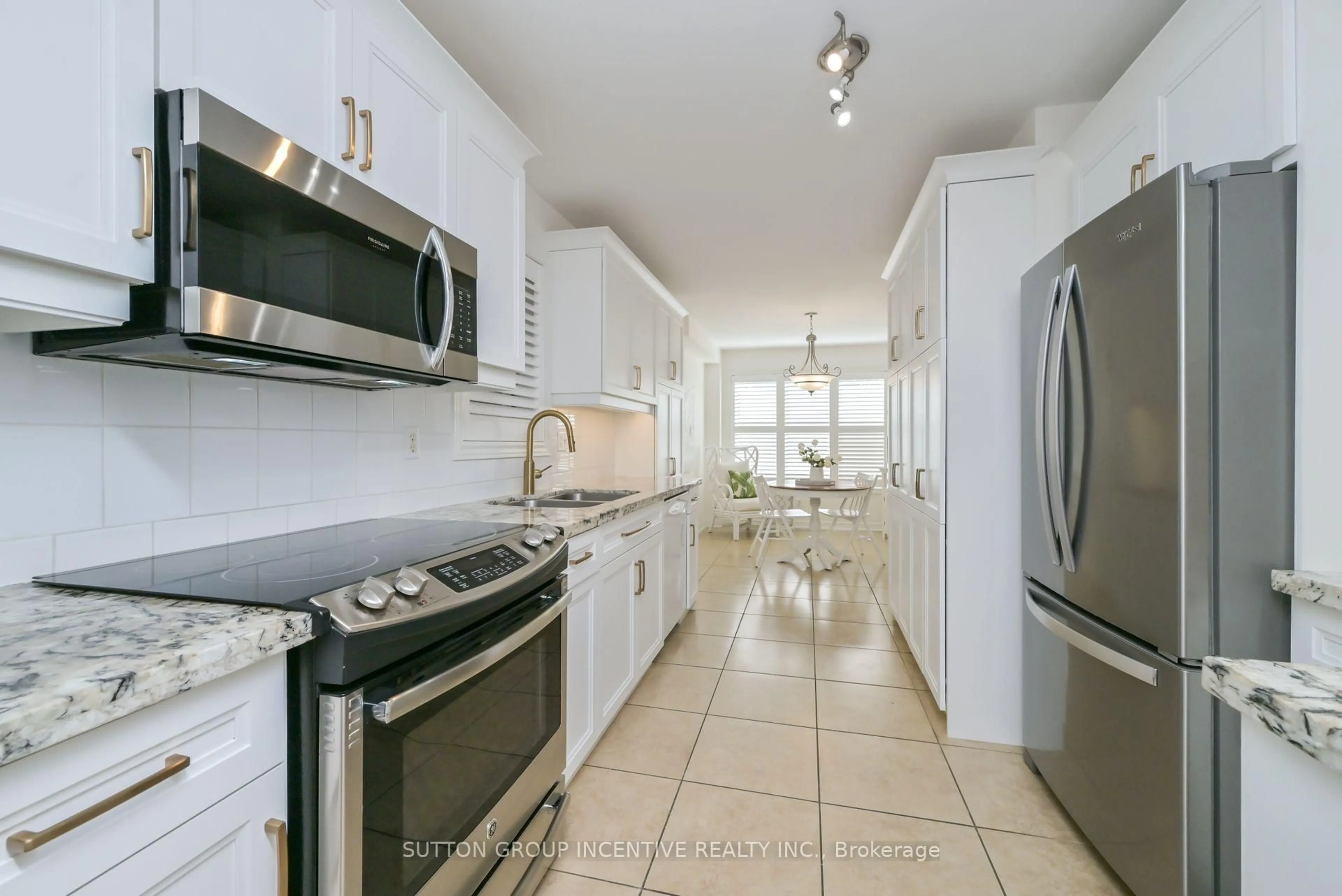 Standard kitchen, ceramic/tile floor for 15 SUNSET Blvd, New Tecumseth Ontario L9R 1Y8