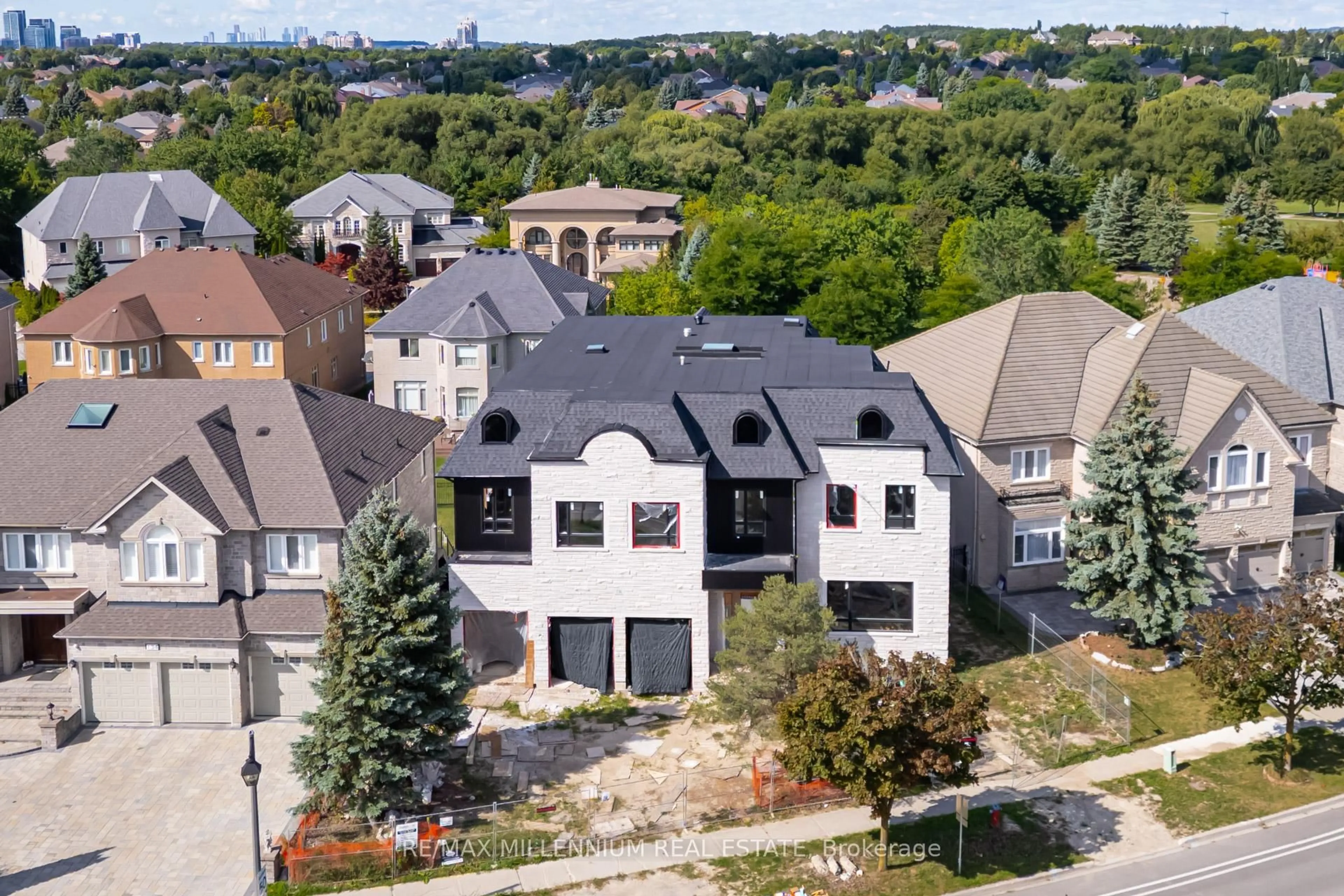 A pic from outside/outdoor area/front of a property/back of a property/a pic from drone, street for 136 Boake Tr, Richmond Hill Ontario L4B 3V8