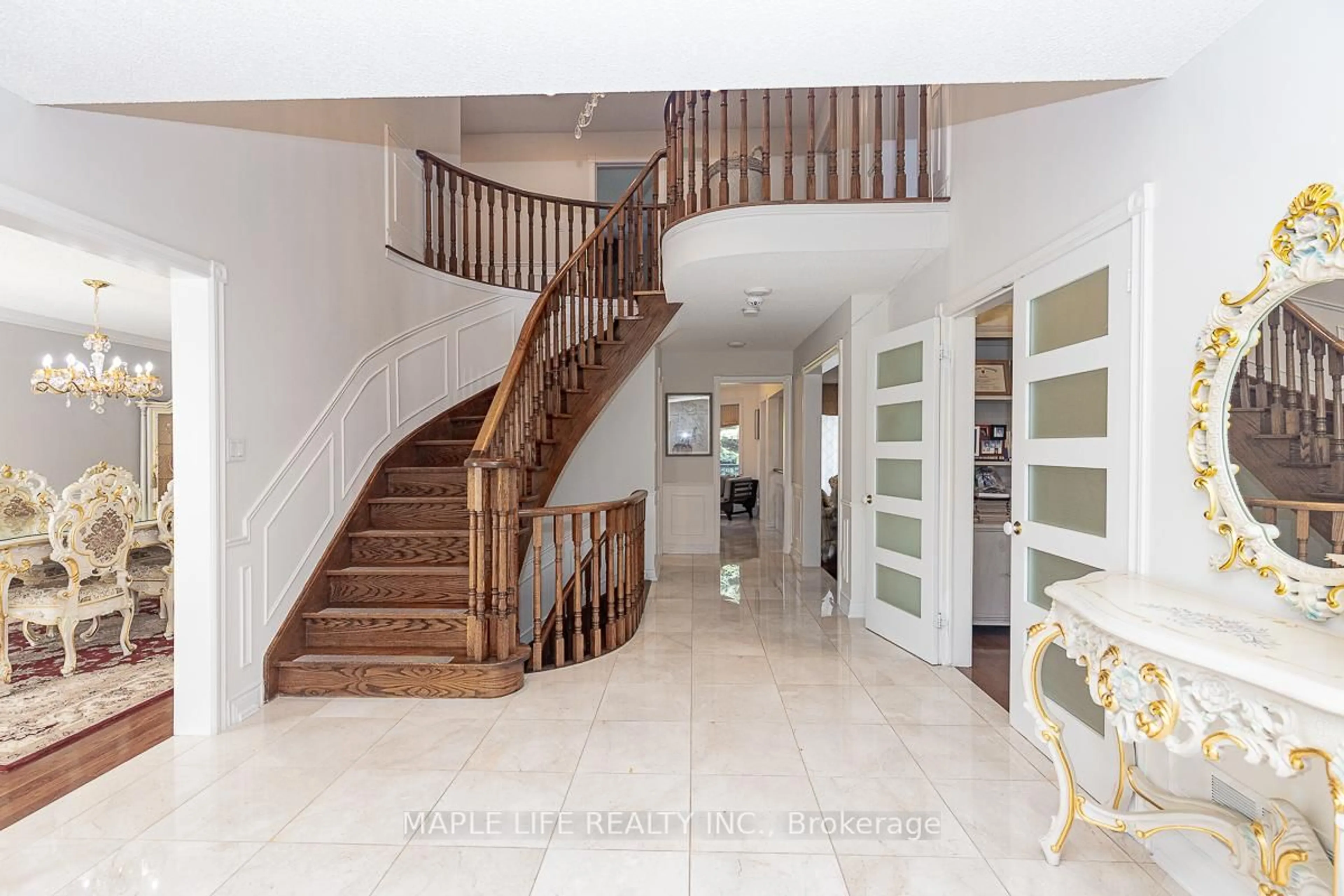 Indoor foyer for 1 Elderwood Dr, Richmond Hill Ontario L4B 2X3