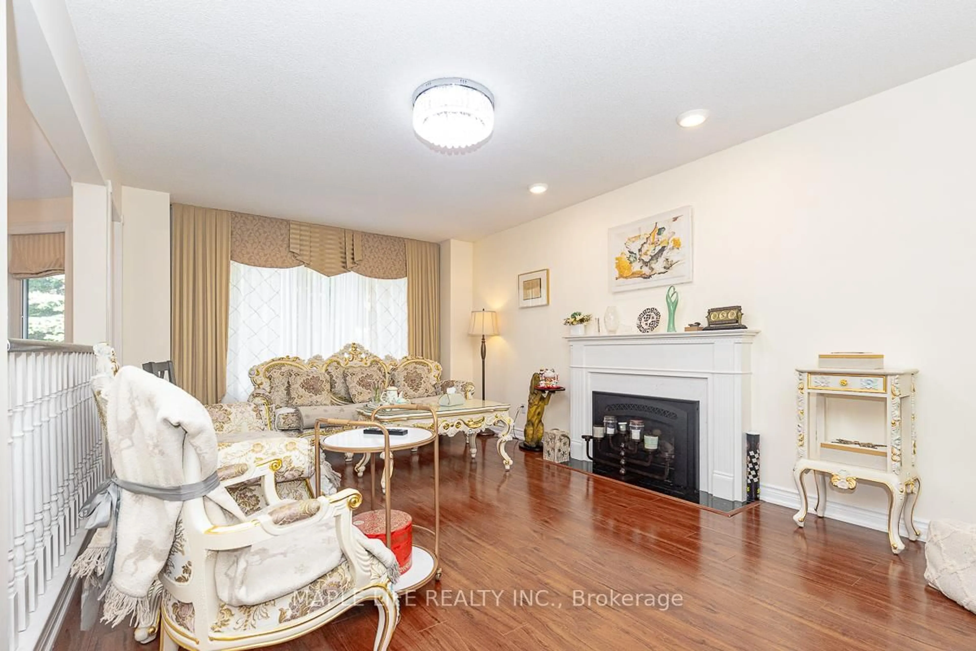 Living room with furniture, wood/laminate floor for 1 Elderwood Dr, Richmond Hill Ontario L4B 2X3
