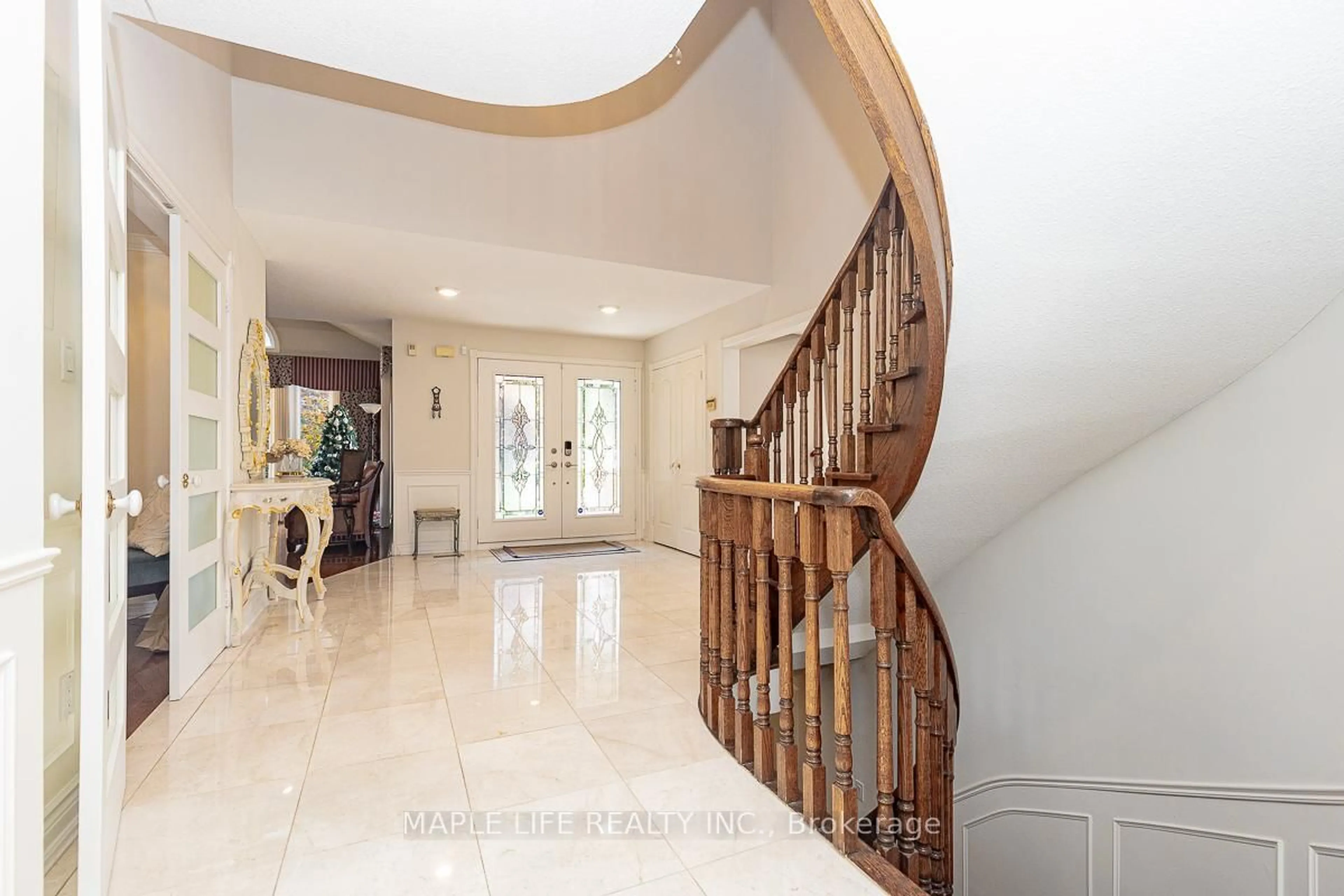 Indoor foyer for 1 Elderwood Dr, Richmond Hill Ontario L4B 2X3