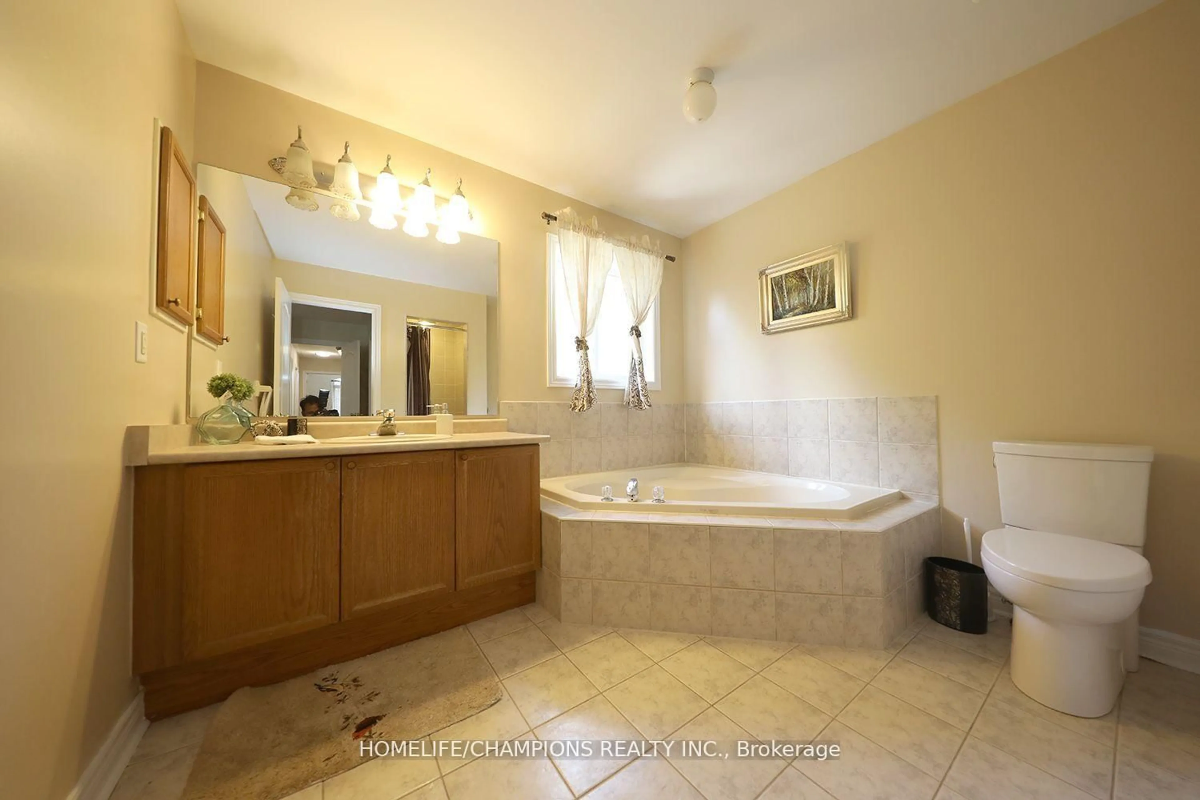 Standard bathroom, ceramic/tile floor for 142 Estate Garden Ave, Richmond Hill Ontario L4E 3X8