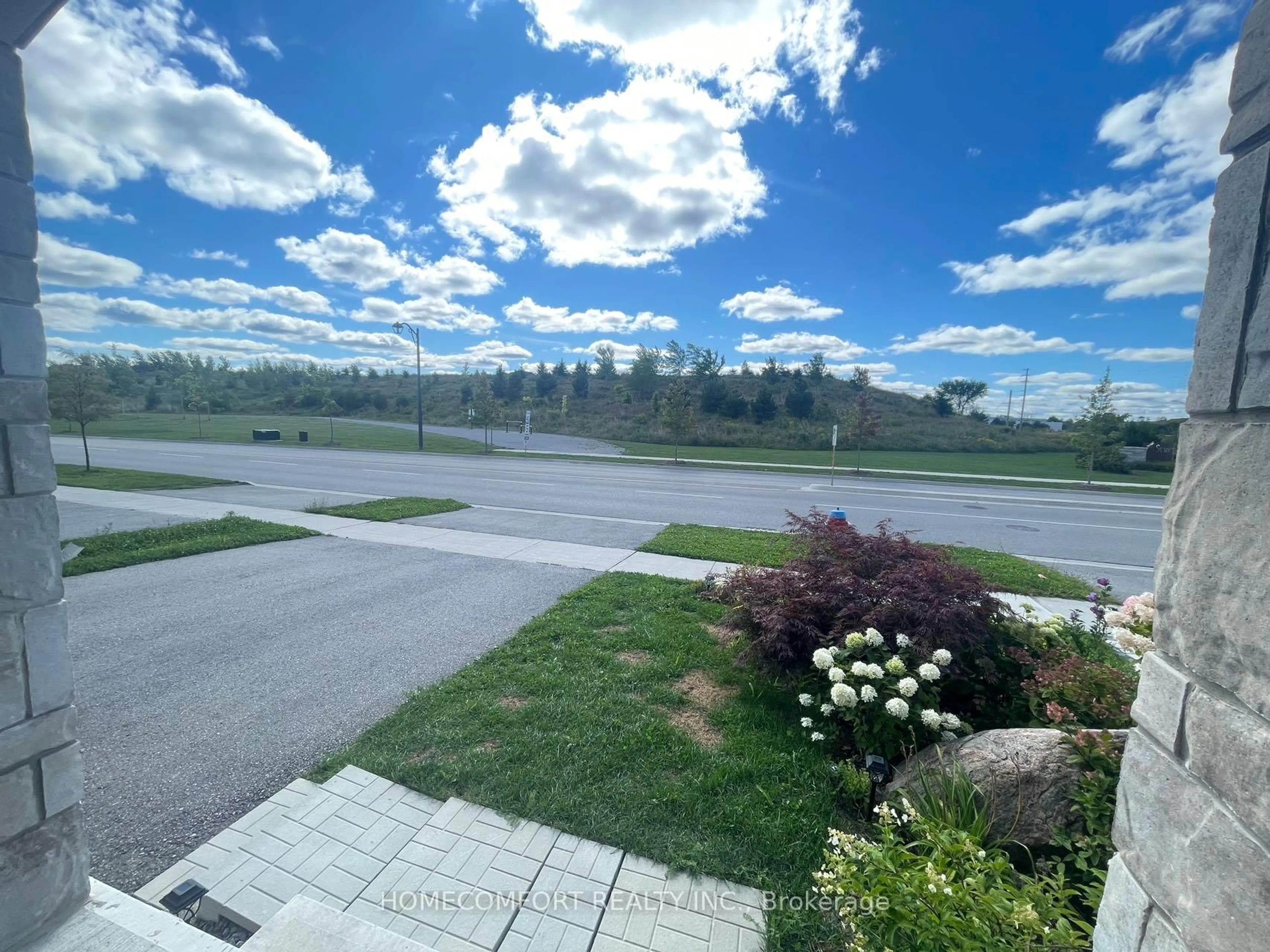 A pic from outside/outdoor area/front of a property/back of a property/a pic from drone, unknown for 945 Langford Blvd, Bradford West Gwillimbury Ontario L3Z 4J2