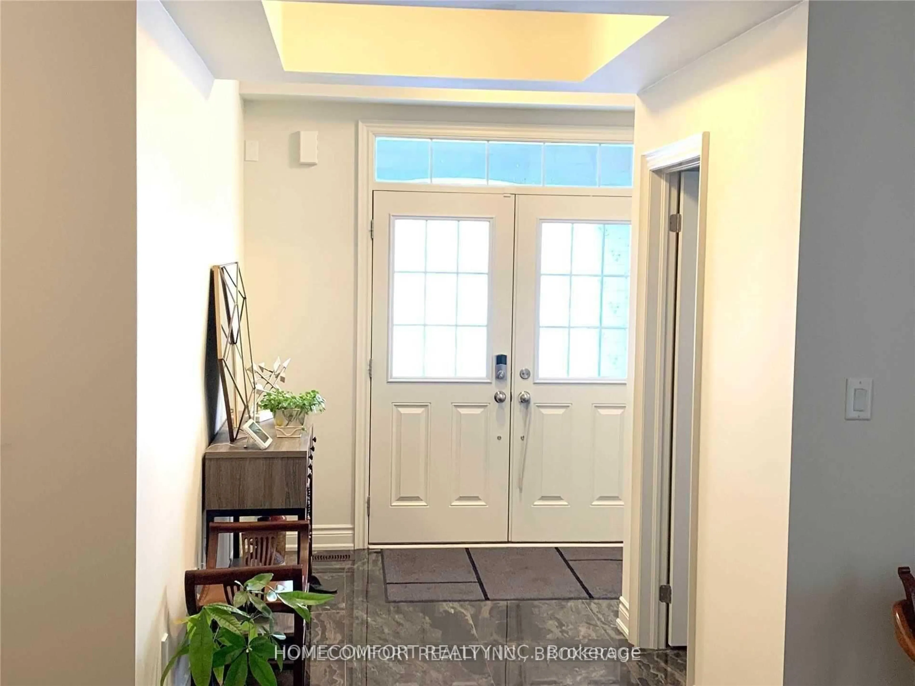 Indoor entryway for 945 Langford Blvd, Bradford West Gwillimbury Ontario L3Z 4J2