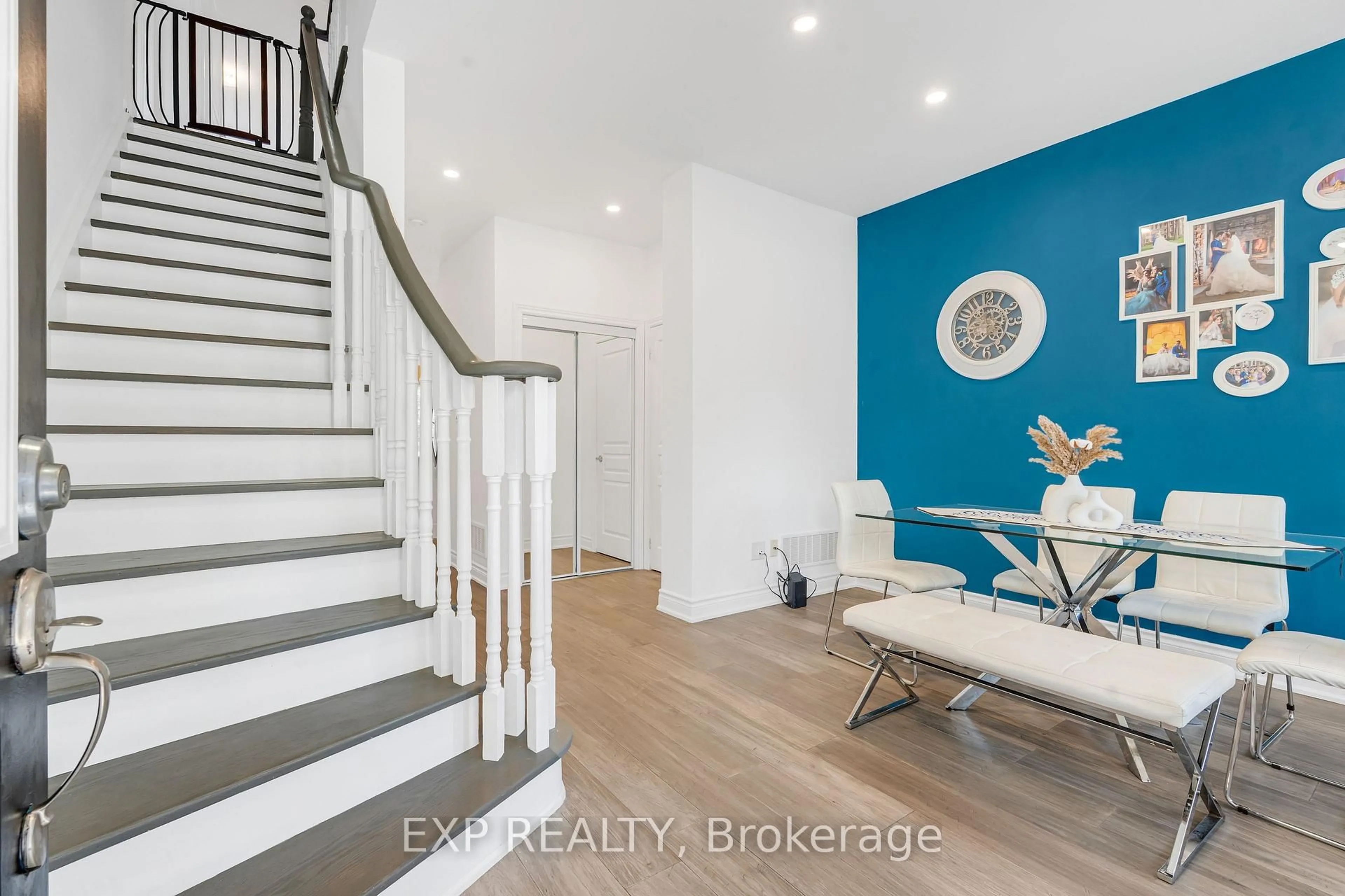 Indoor entryway for 4 Seiffer Cres, Richmond Hill Ontario L4E 4J2