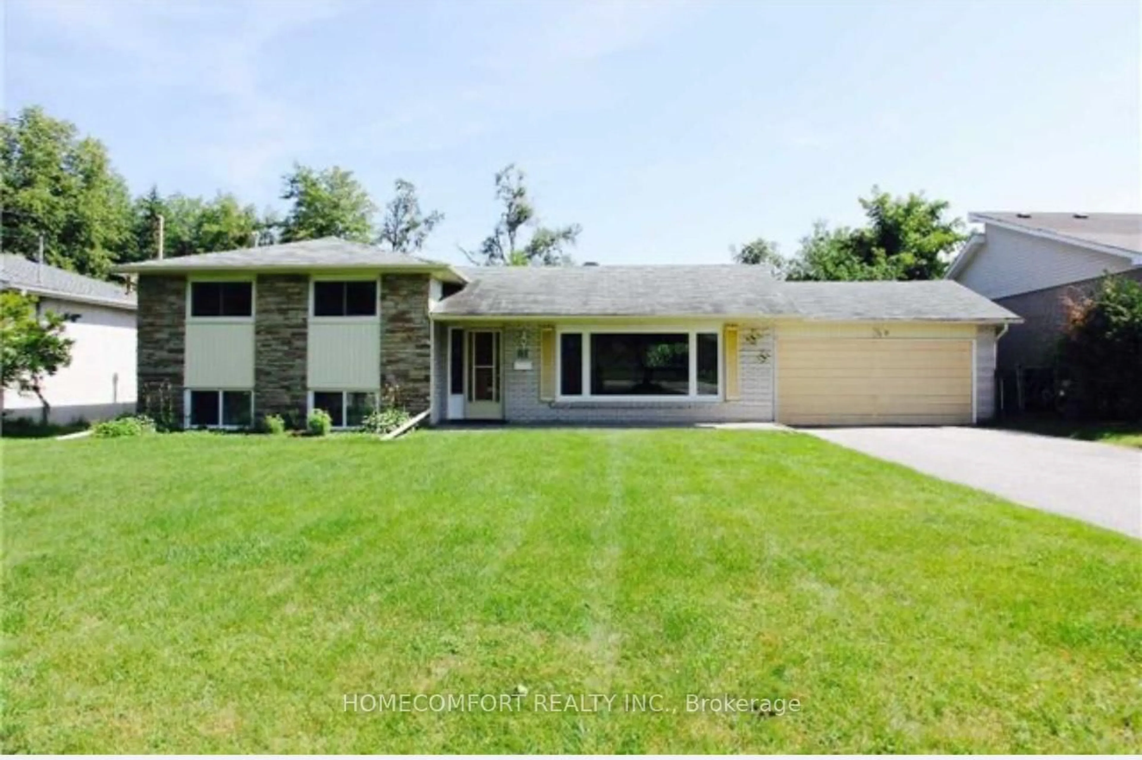 Home with vinyl exterior material, street for 81 North Lake Rd, Richmond Hill Ontario L4E 1A8