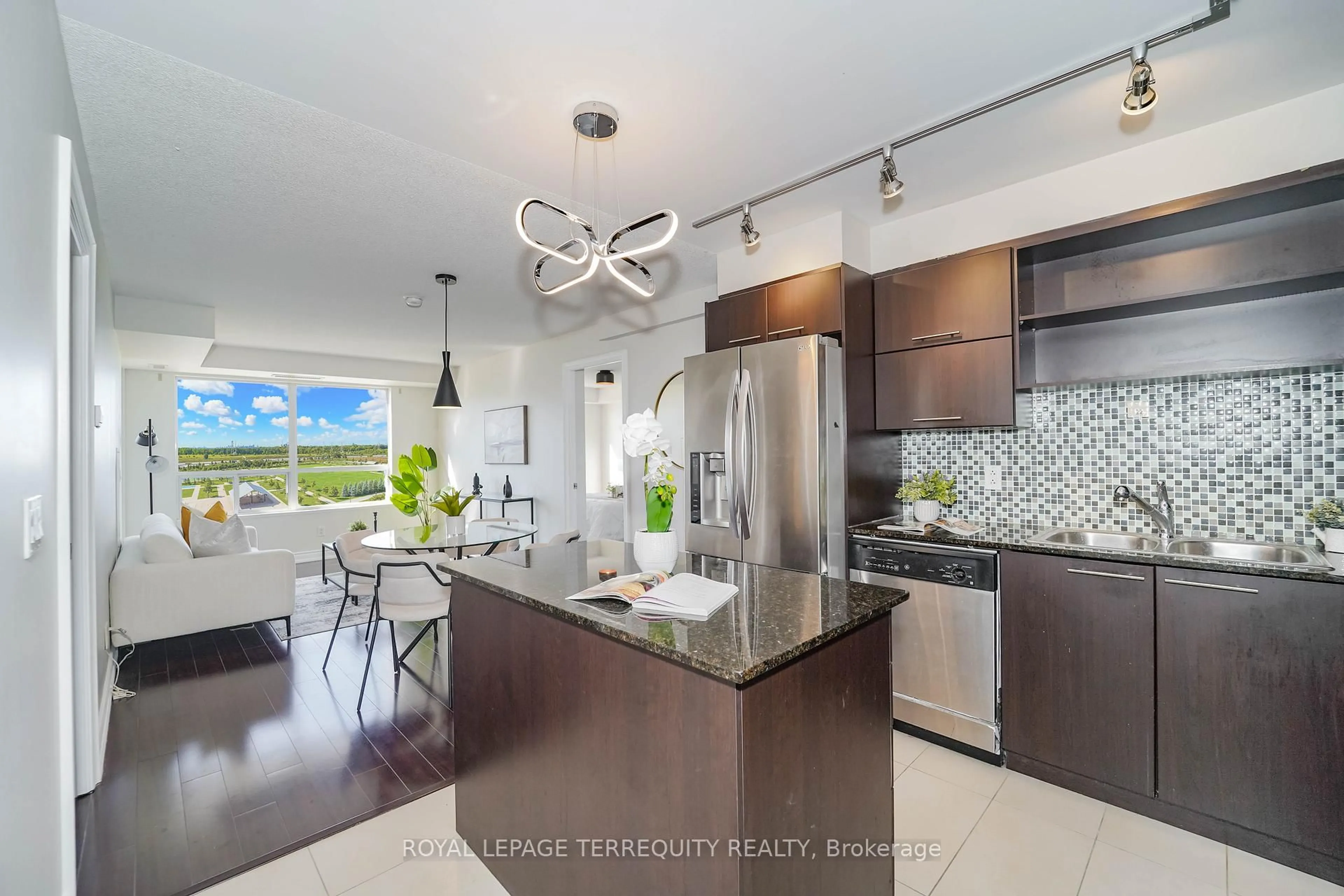 Open concept kitchen, ceramic/tile floor for 39 Galleria Pkwy #1011, Markham Ontario L3T 0A6