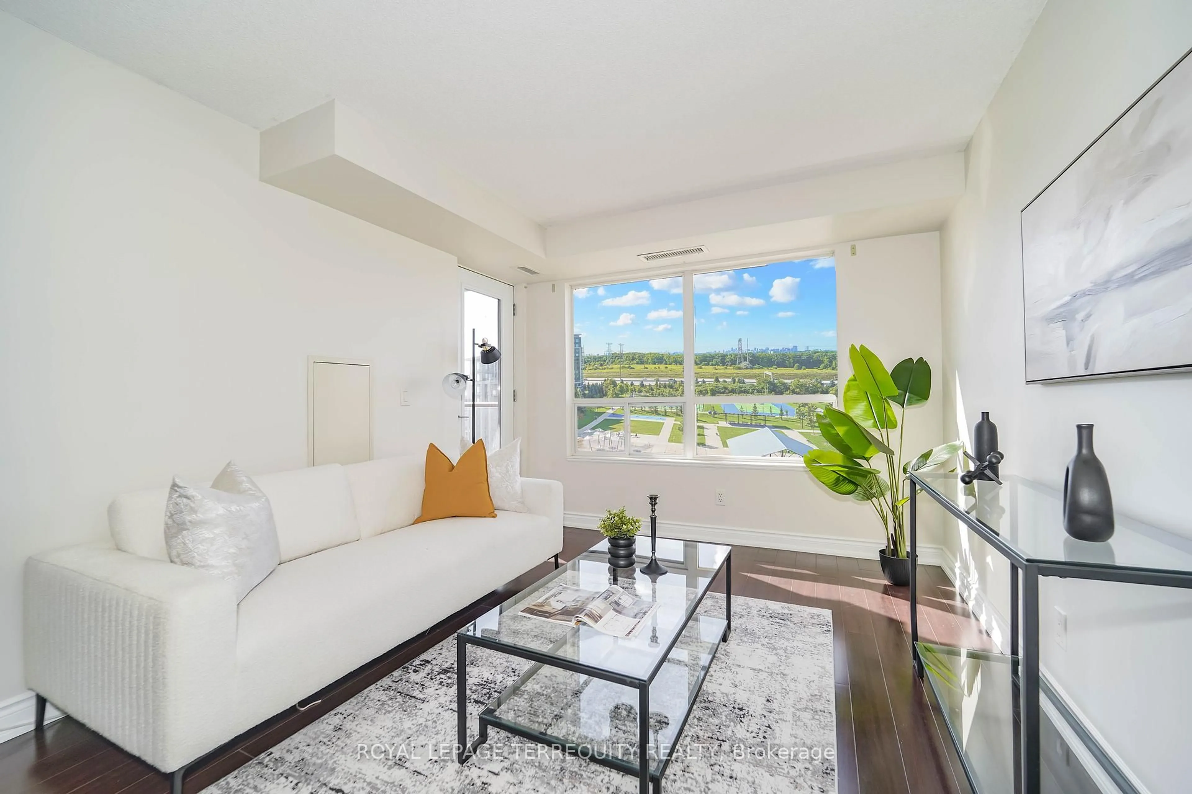 Living room with furniture, unknown for 39 Galleria Pkwy #1011, Markham Ontario L3T 0A6