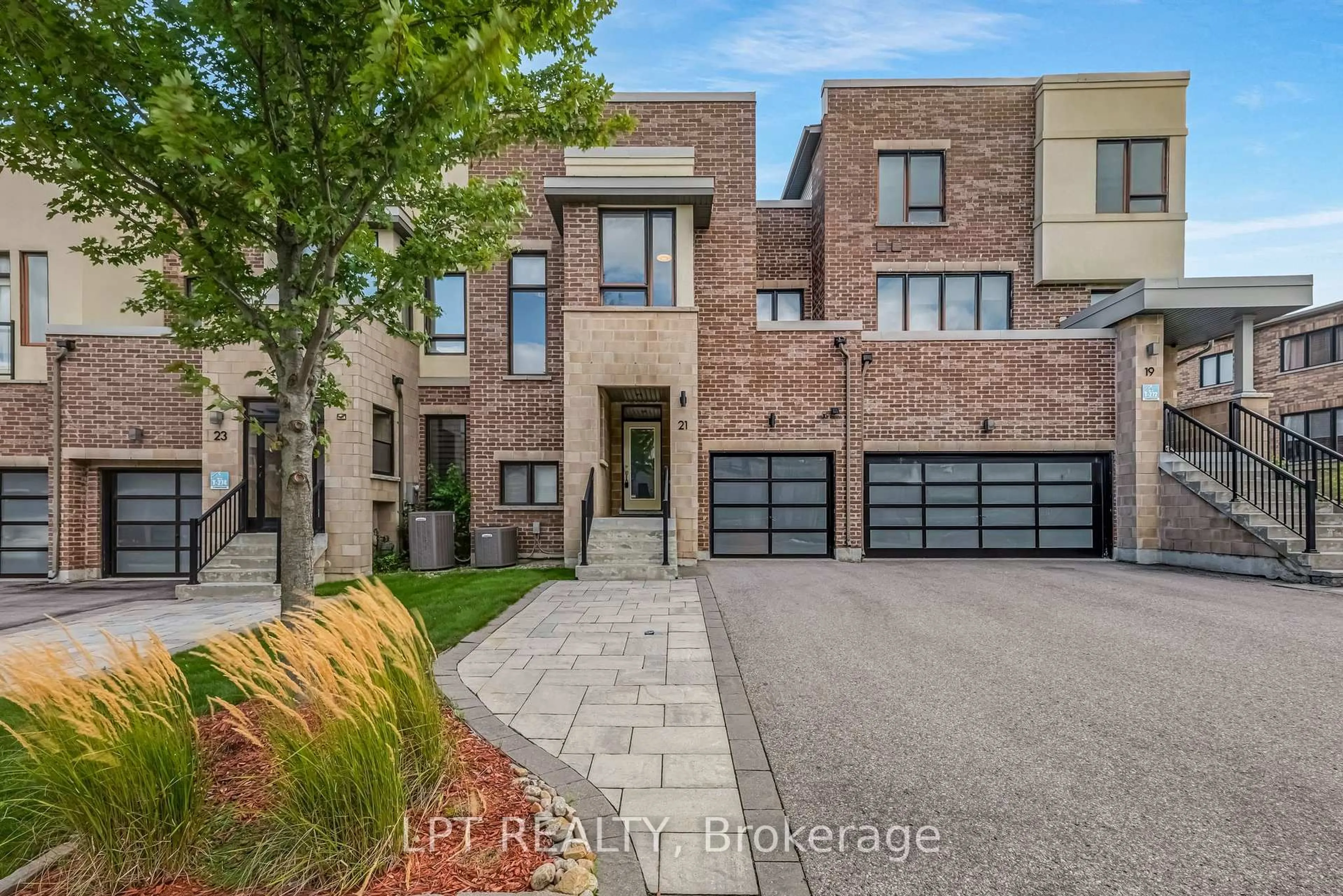 Home with brick exterior material, street for 21 Helliwell Cres, Richmond Hill Ontario L4E 1C8
