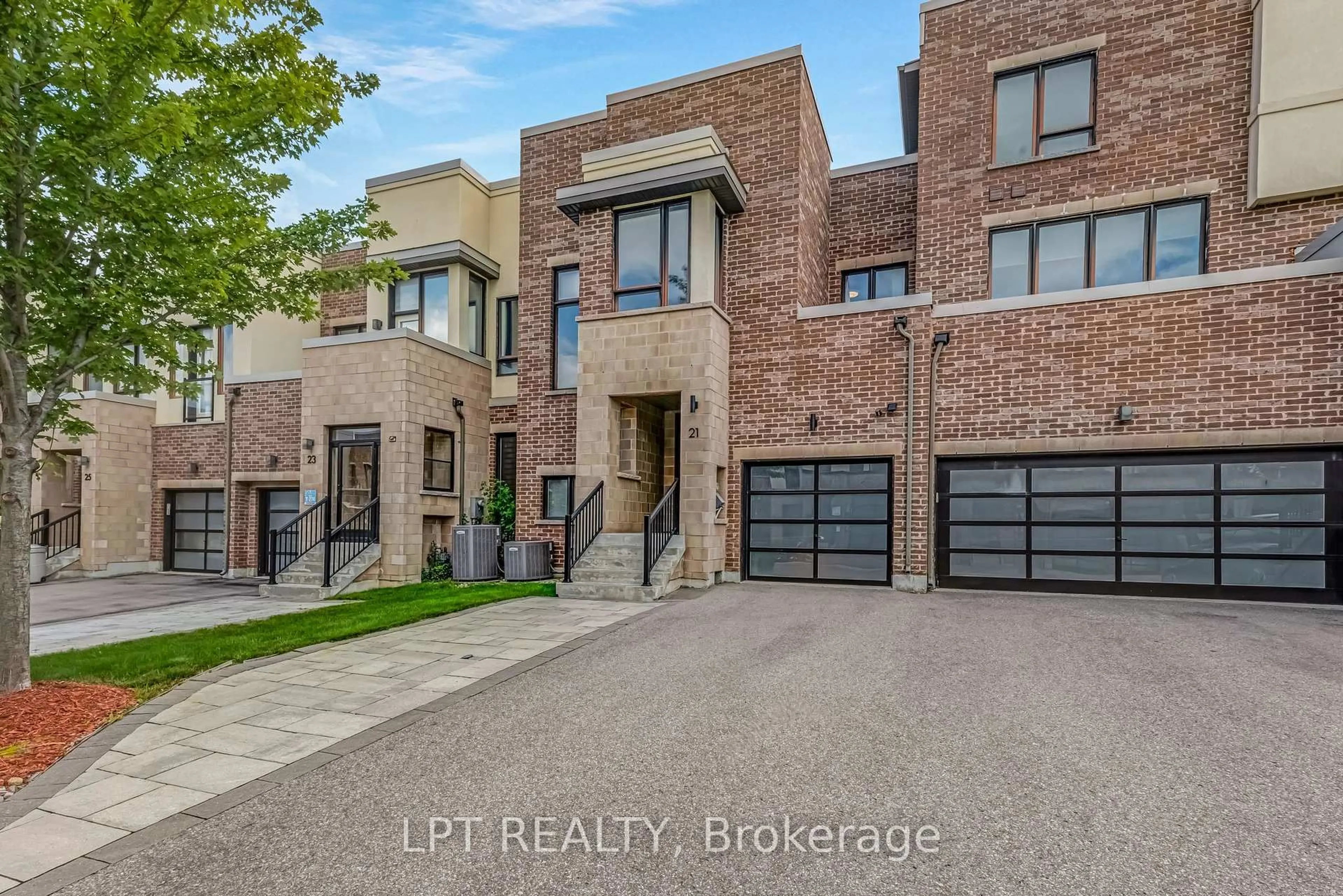 Home with brick exterior material, street for 21 Helliwell Cres, Richmond Hill Ontario L4E 1C8
