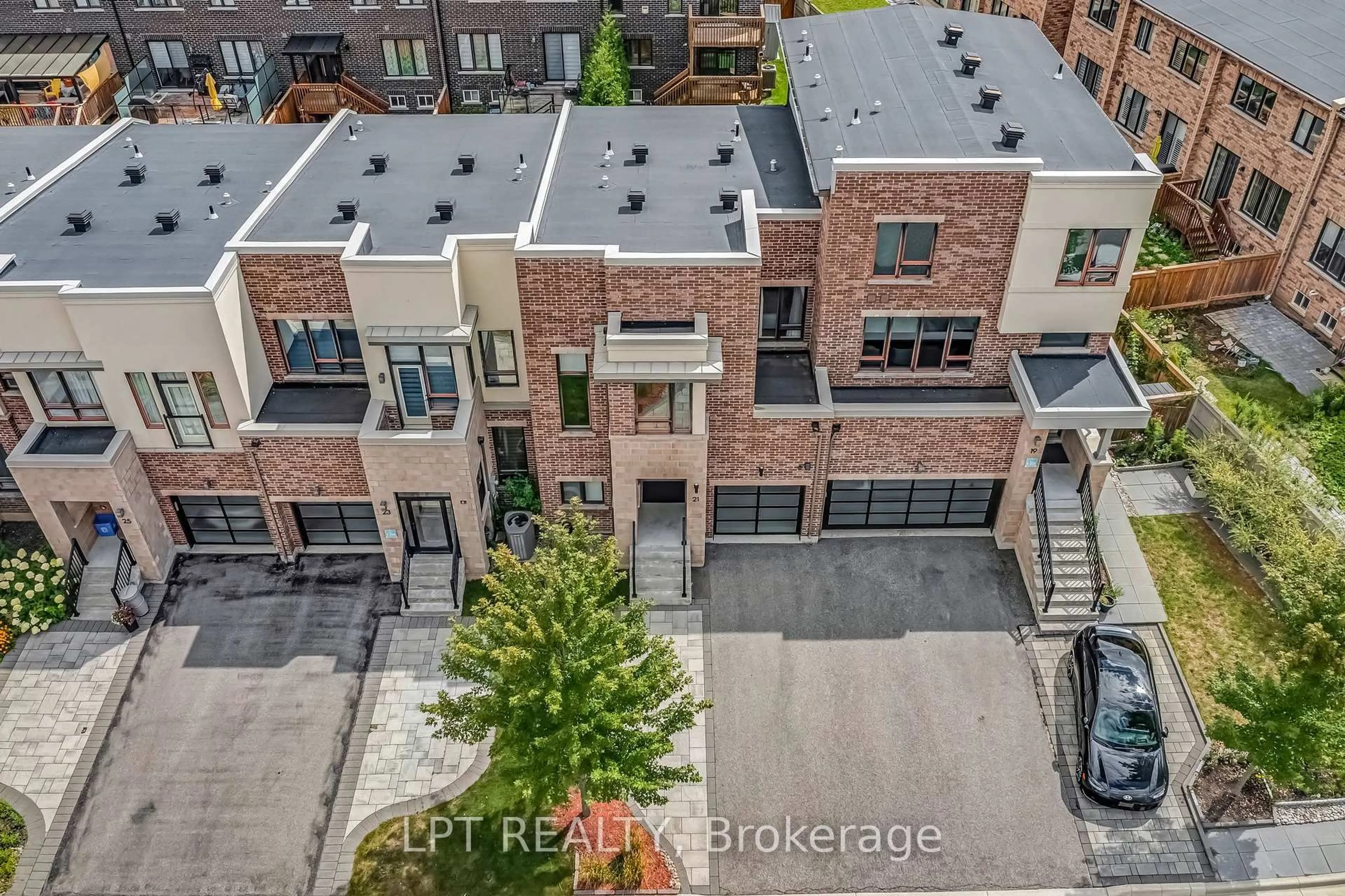 A pic from outside/outdoor area/front of a property/back of a property/a pic from drone, city buildings view from balcony for 21 Helliwell Cres, Richmond Hill Ontario L4E 1C8