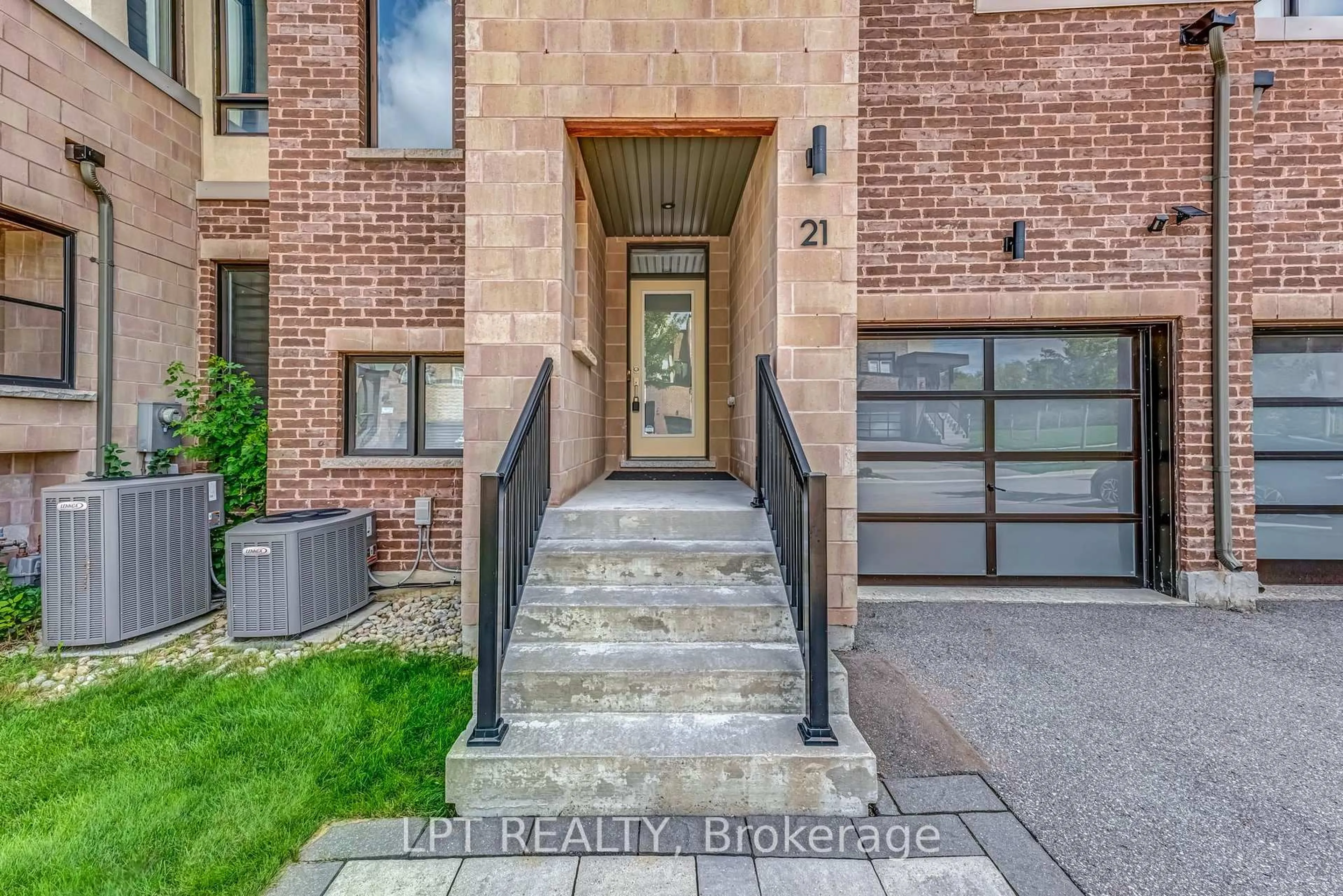 Indoor entryway for 21 Helliwell Cres, Richmond Hill Ontario L4E 1C8