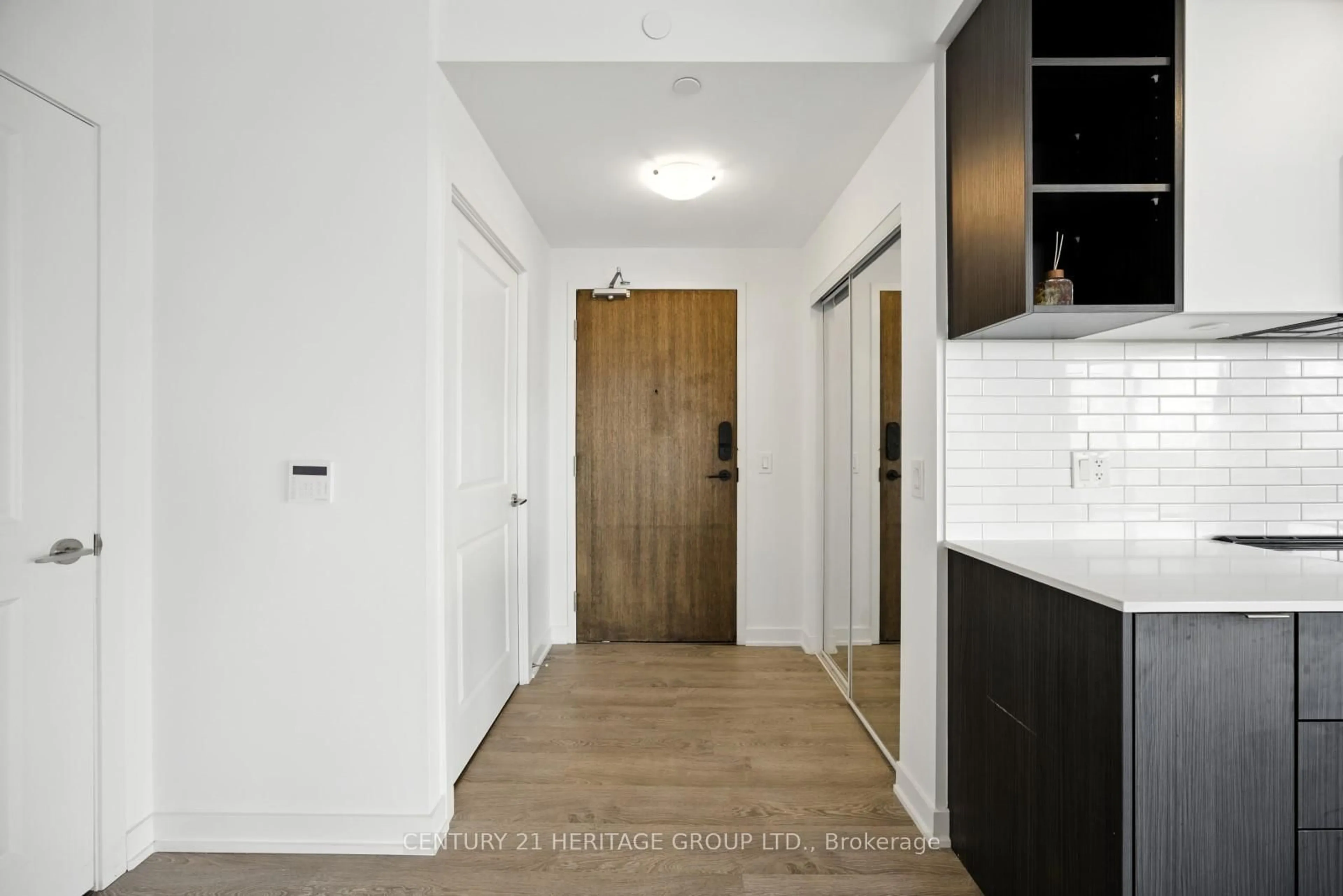 Indoor entryway for 100 Eagle Rock Way #605, Vaughan Ontario L6A 5B6