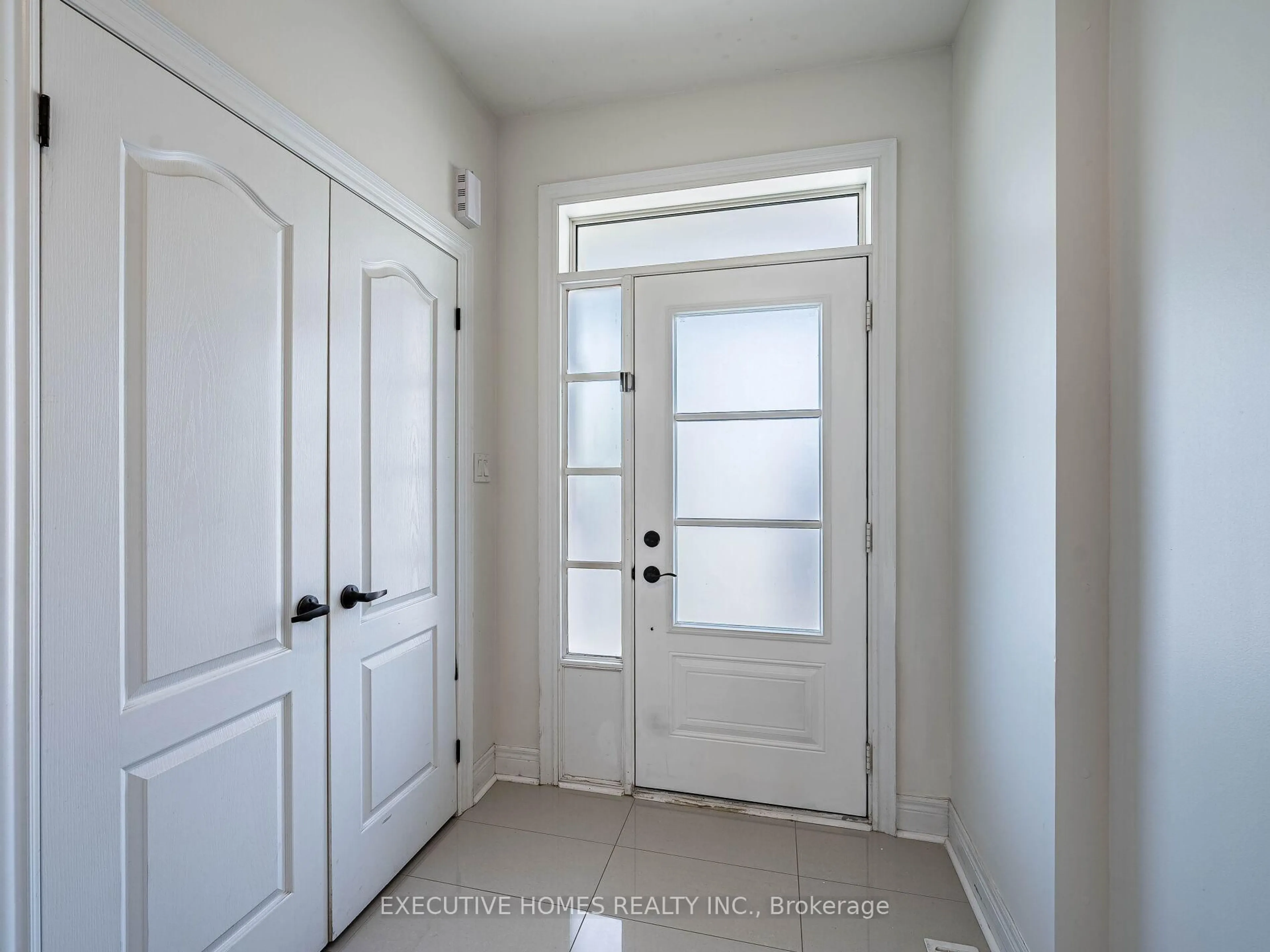 Indoor entryway for 15 Lowther Ave, Richmond Hill Ontario L4E 2Z7