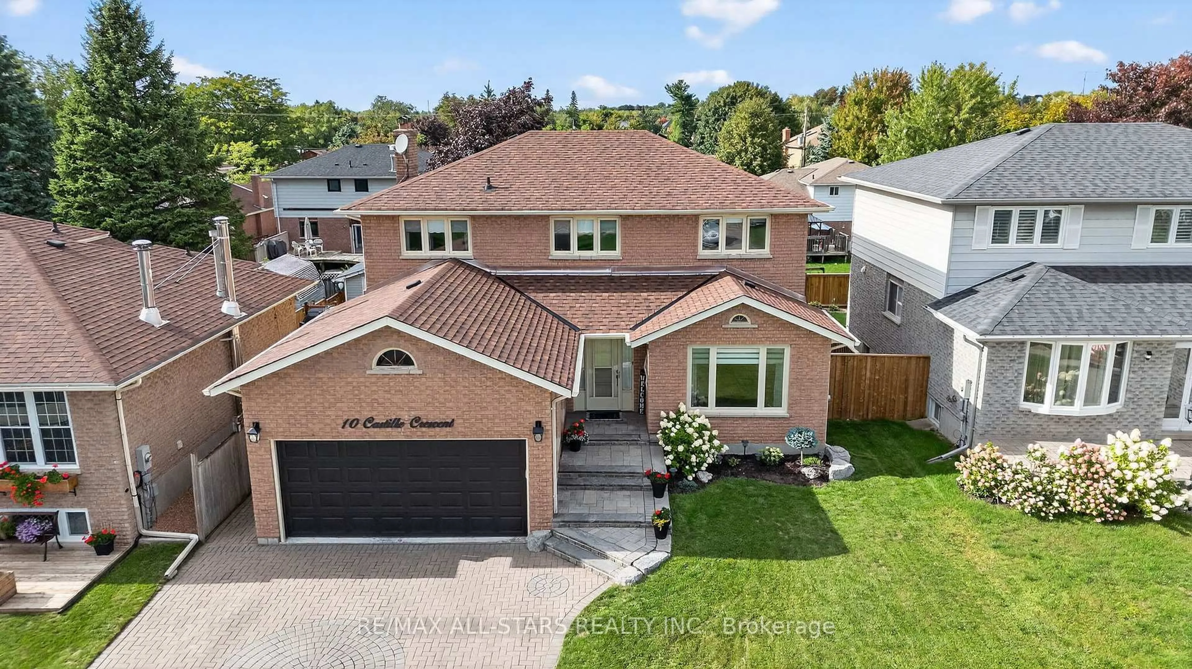 A pic from outside/outdoor area/front of a property/back of a property/a pic from drone, street for 10 Castille Cres, Georgina Ontario L4P 3K9