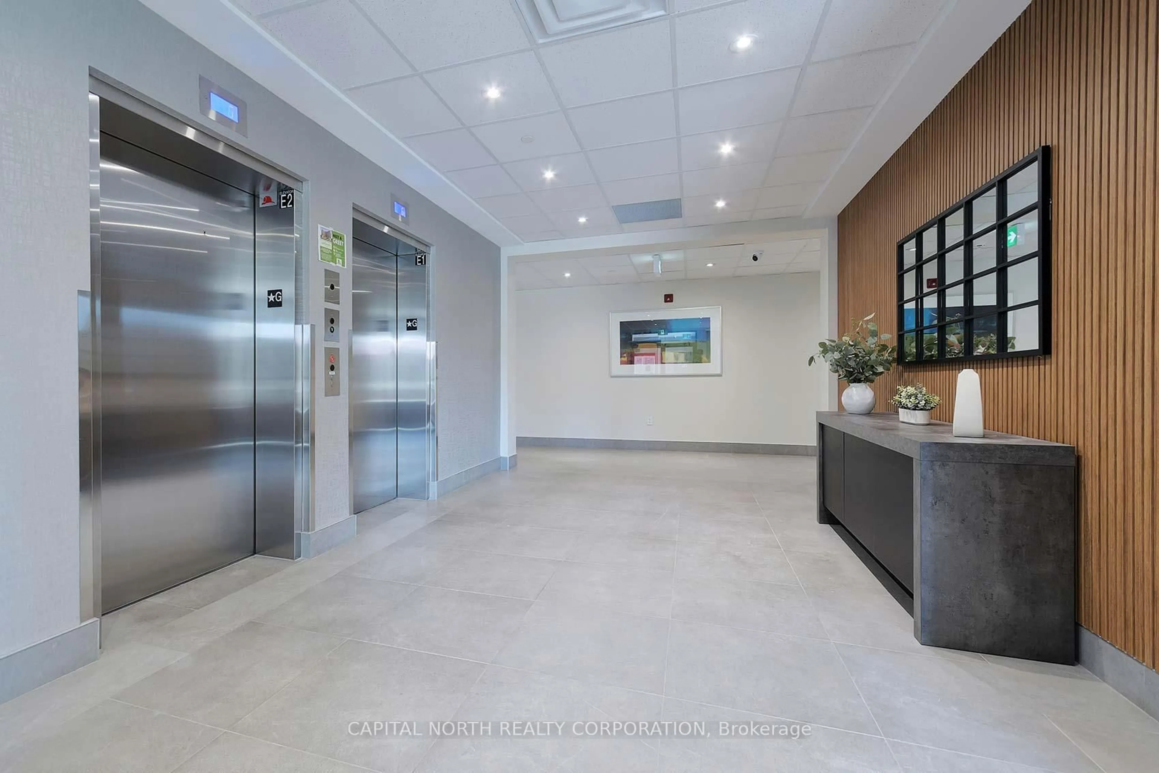 Indoor foyer for 5917 Main St #609, Whitchurch-Stouffville Ontario L4A 2Z9