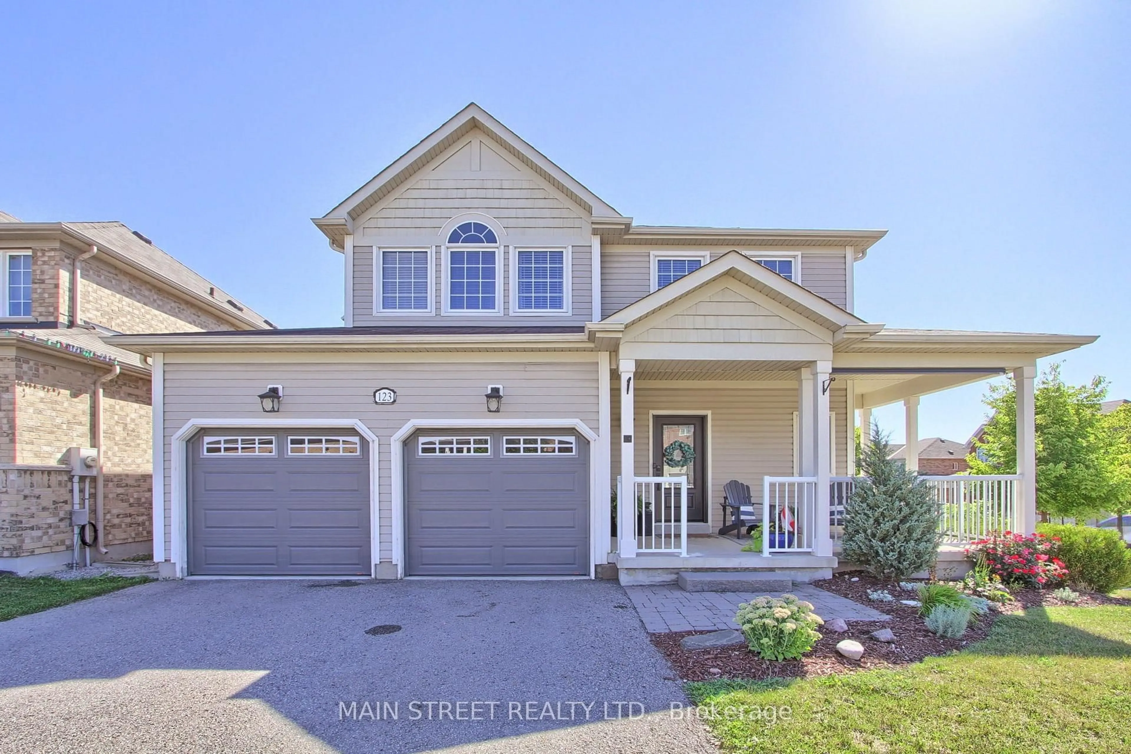 Home with vinyl exterior material, street for 123 Laurendale Ave, Georgina Ontario L4P 0C4
