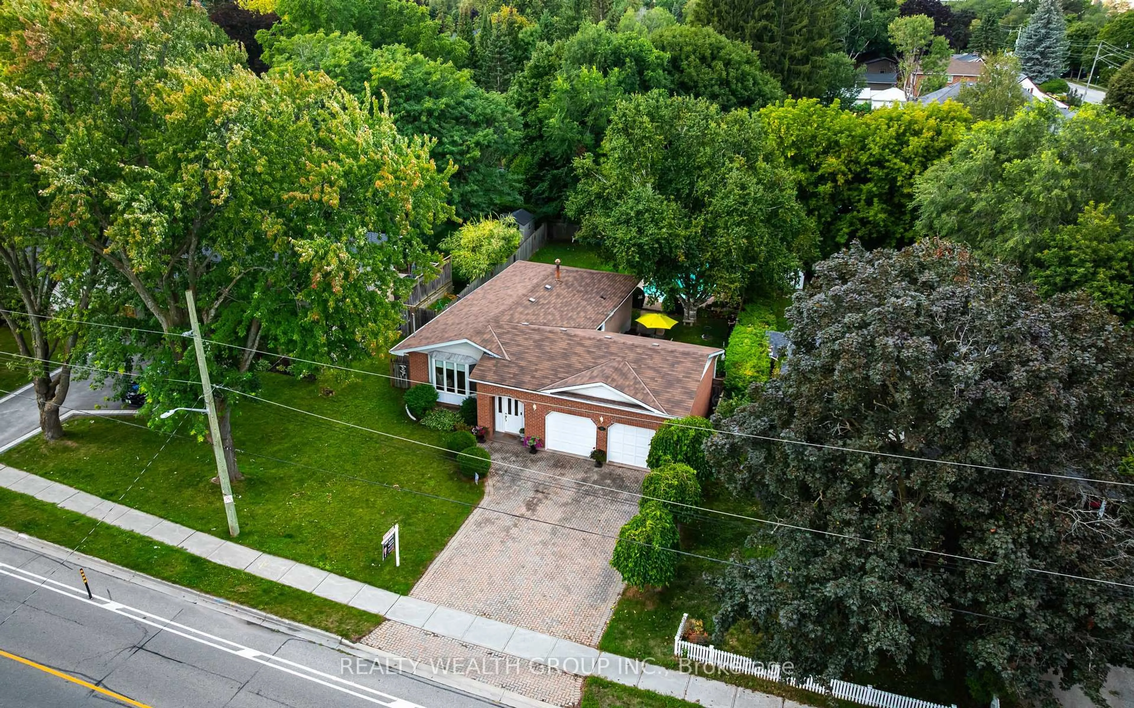 A pic from outside/outdoor area/front of a property/back of a property/a pic from drone, street for 86 Alexander Rd, Newmarket Ontario L3Y 3J5
