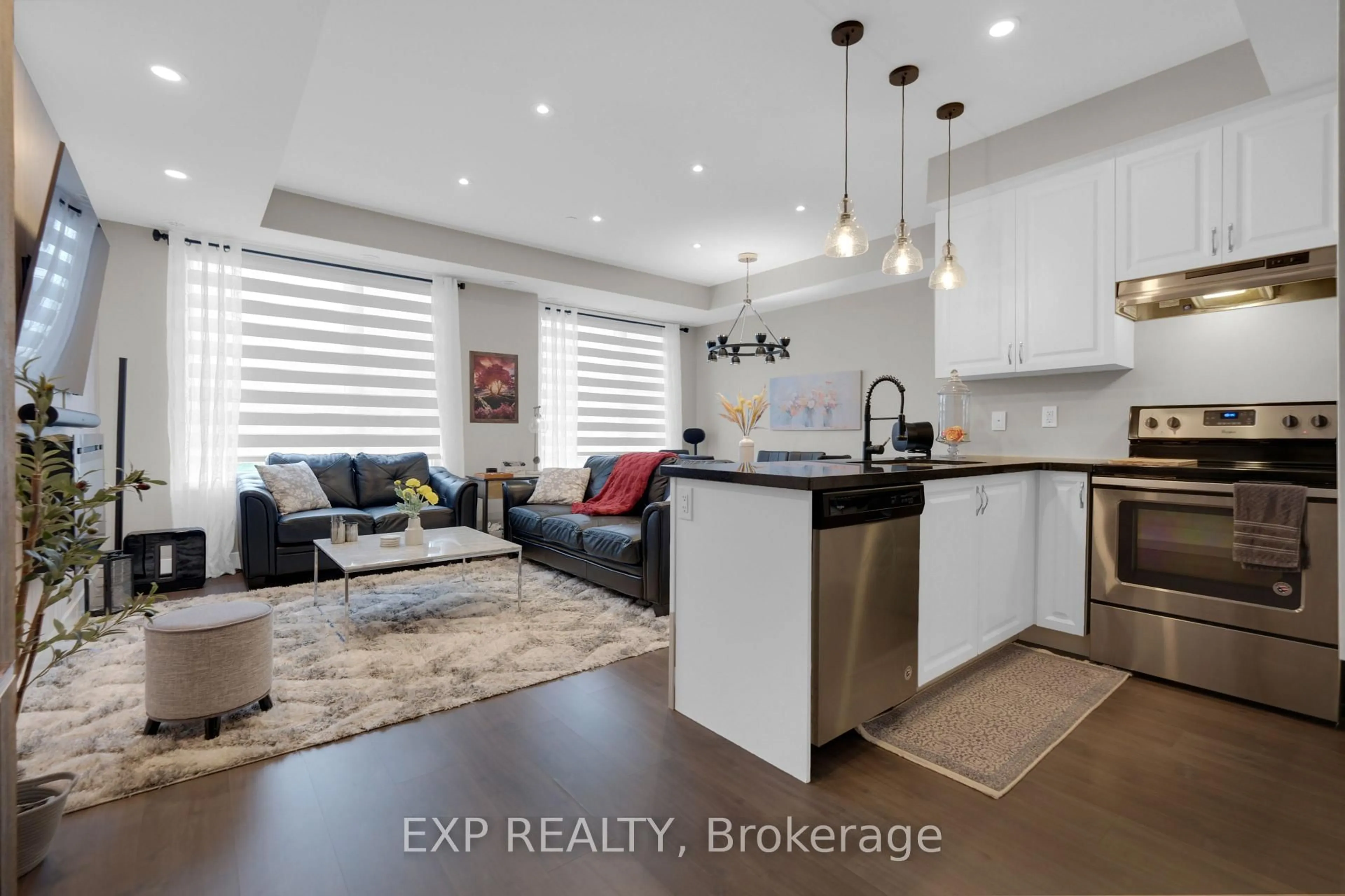 Open concept kitchen, ceramic/tile floor for 600 Alex Gardner Circ #112, Aurora Ontario L4G 3G5