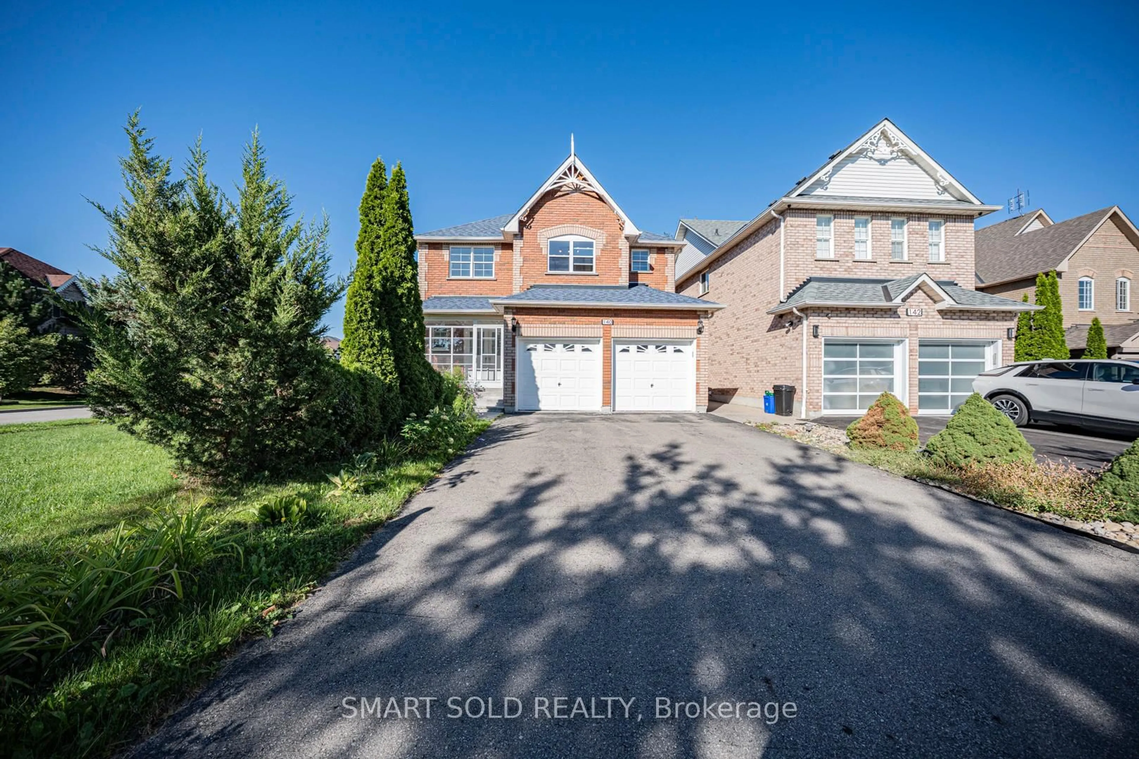 A pic from outside/outdoor area/front of a property/back of a property/a pic from drone, street for 140 English Oak Dr, Richmond Hill Ontario L4E 4G4