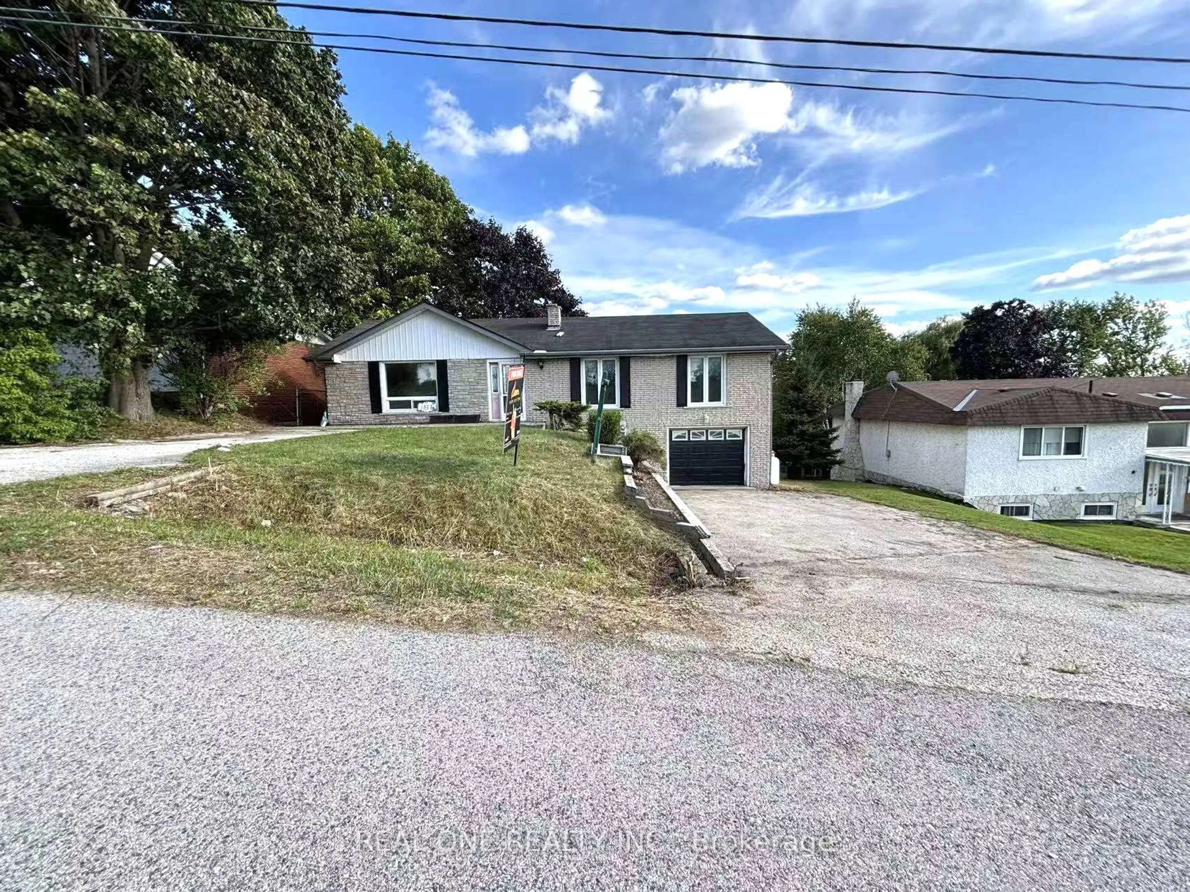 A pic from outside/outdoor area/front of a property/back of a property/a pic from drone, street for 1377 Old Green Lane, East Gwillimbury Ontario L9N 0L8