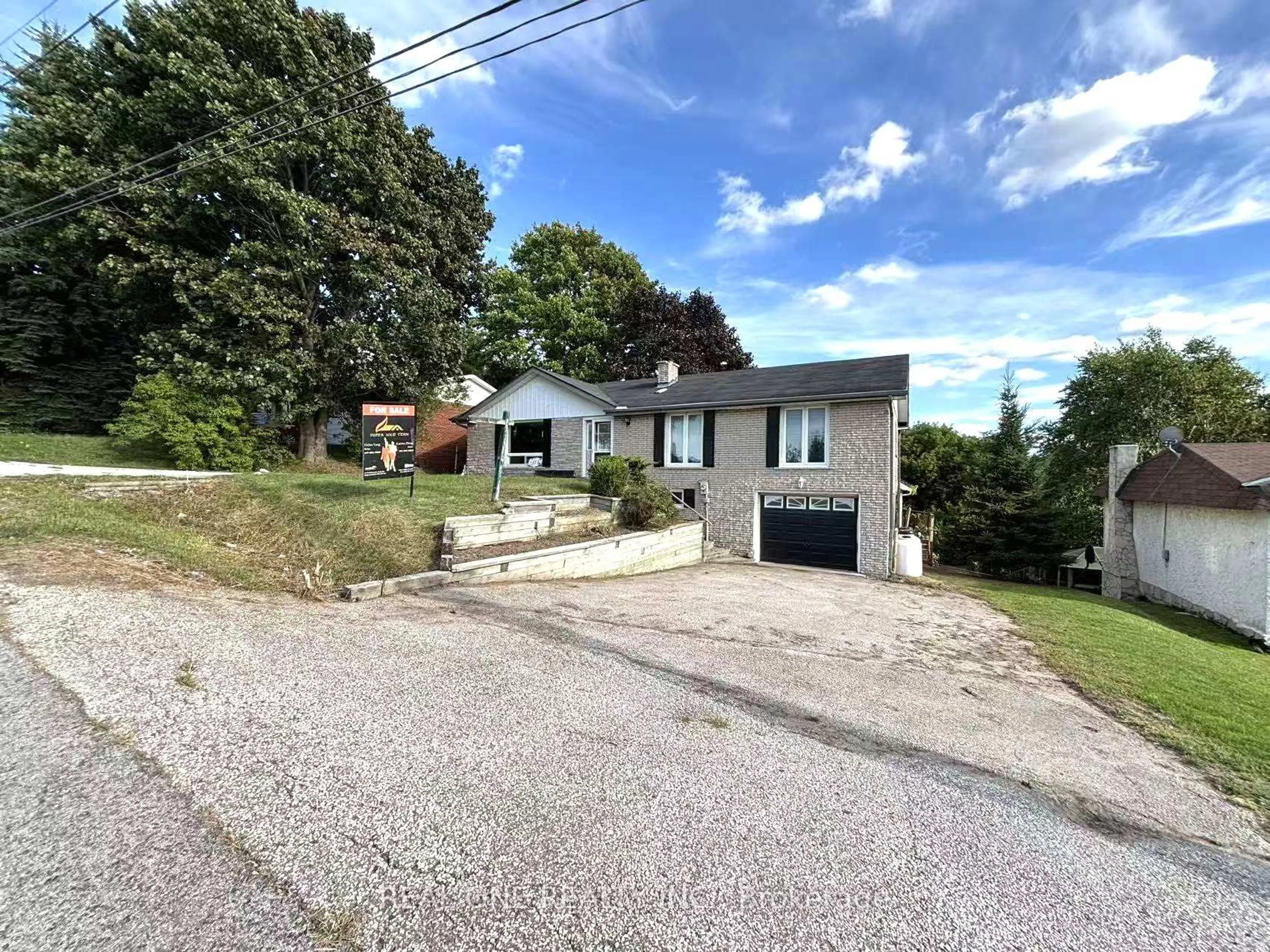 A pic from outside/outdoor area/front of a property/back of a property/a pic from drone, street for 1377 Old Green Lane, East Gwillimbury Ontario L9N 0L8
