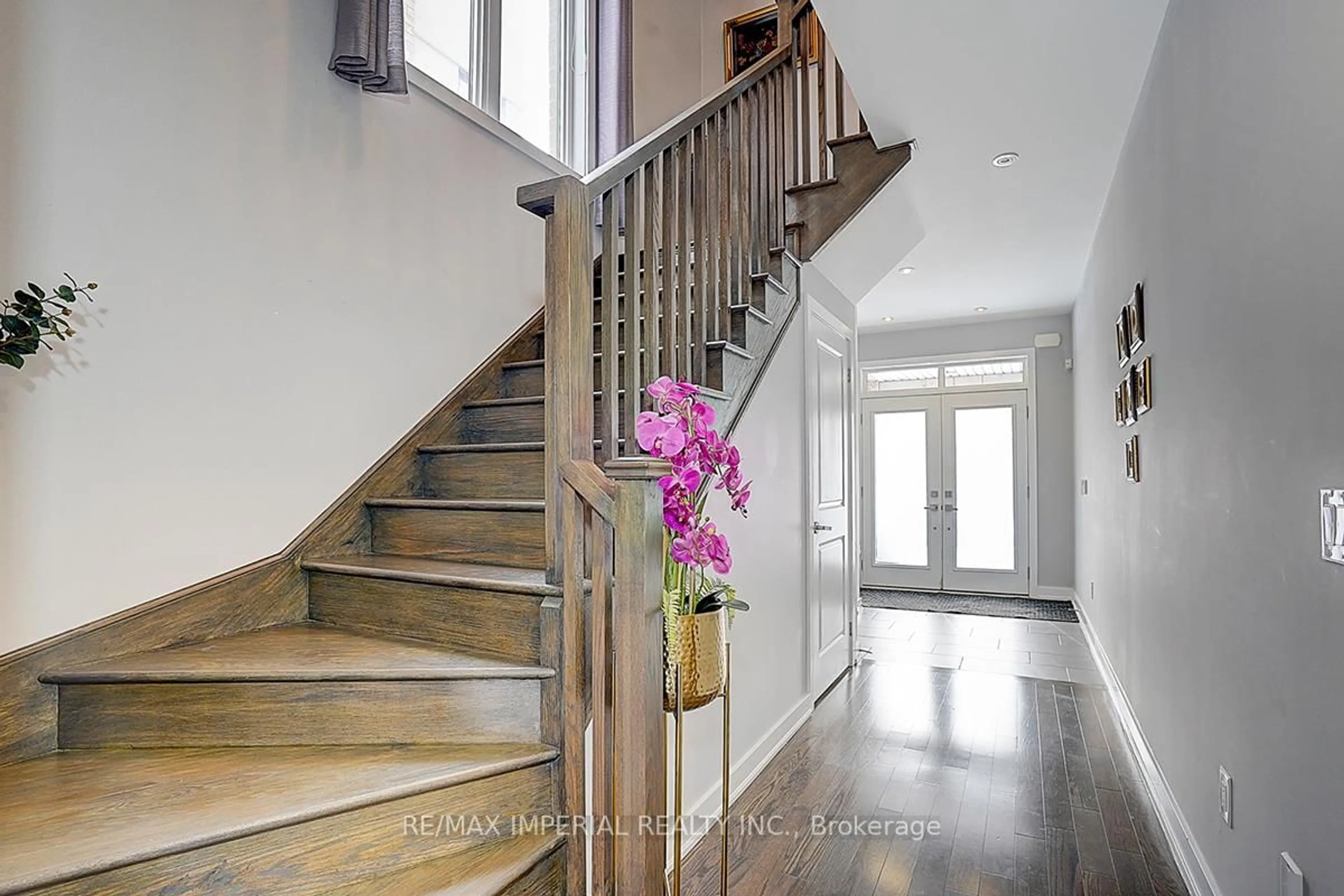 Indoor entryway for 100 Dariole Dr, Richmond Hill Ontario L4E 0Y8