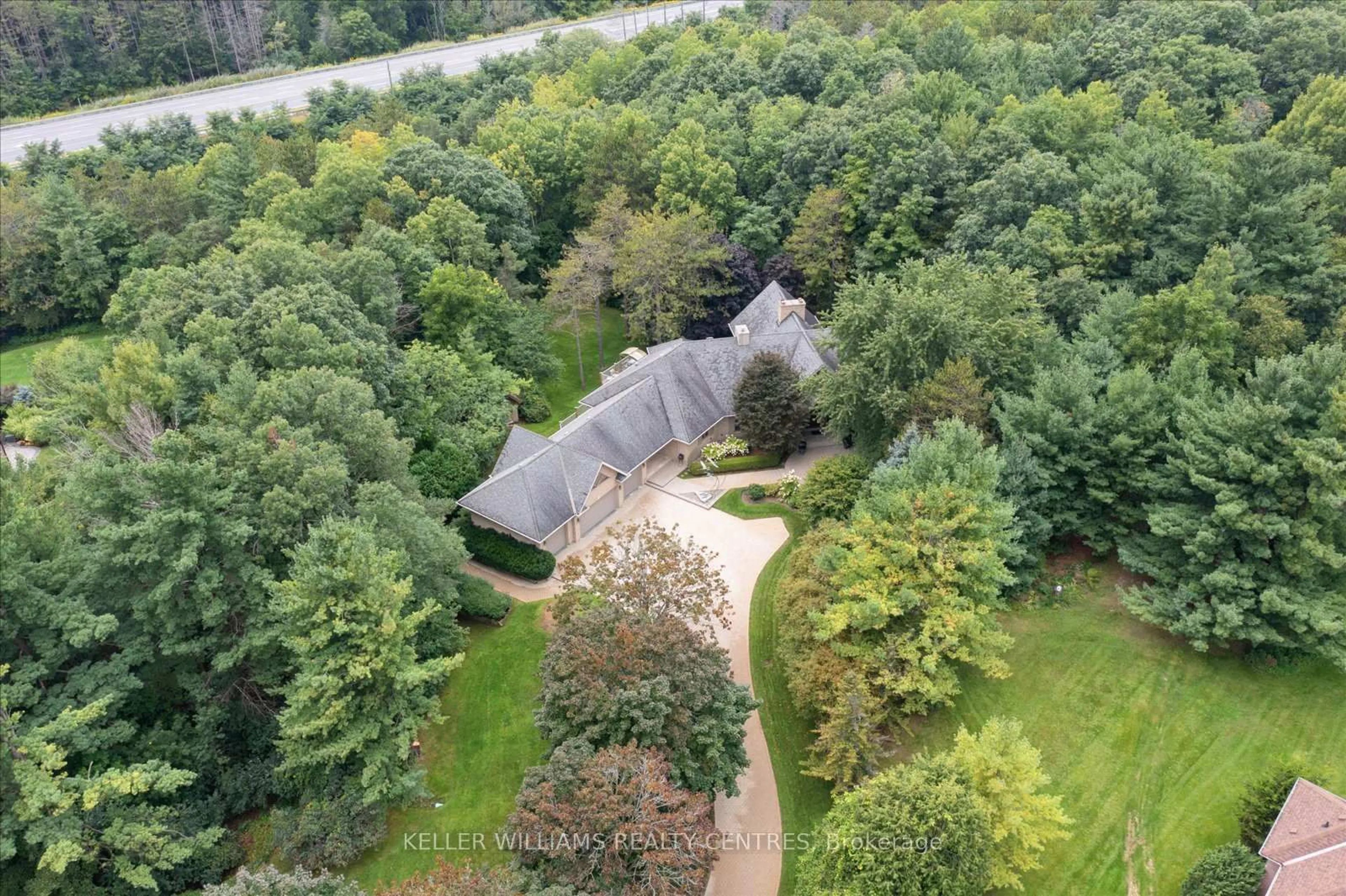 A pic from outside/outdoor area/front of a property/back of a property/a pic from drone, forest/trees view for 6 Country Heights Dr, Richmond Hill Ontario L4E 3M8