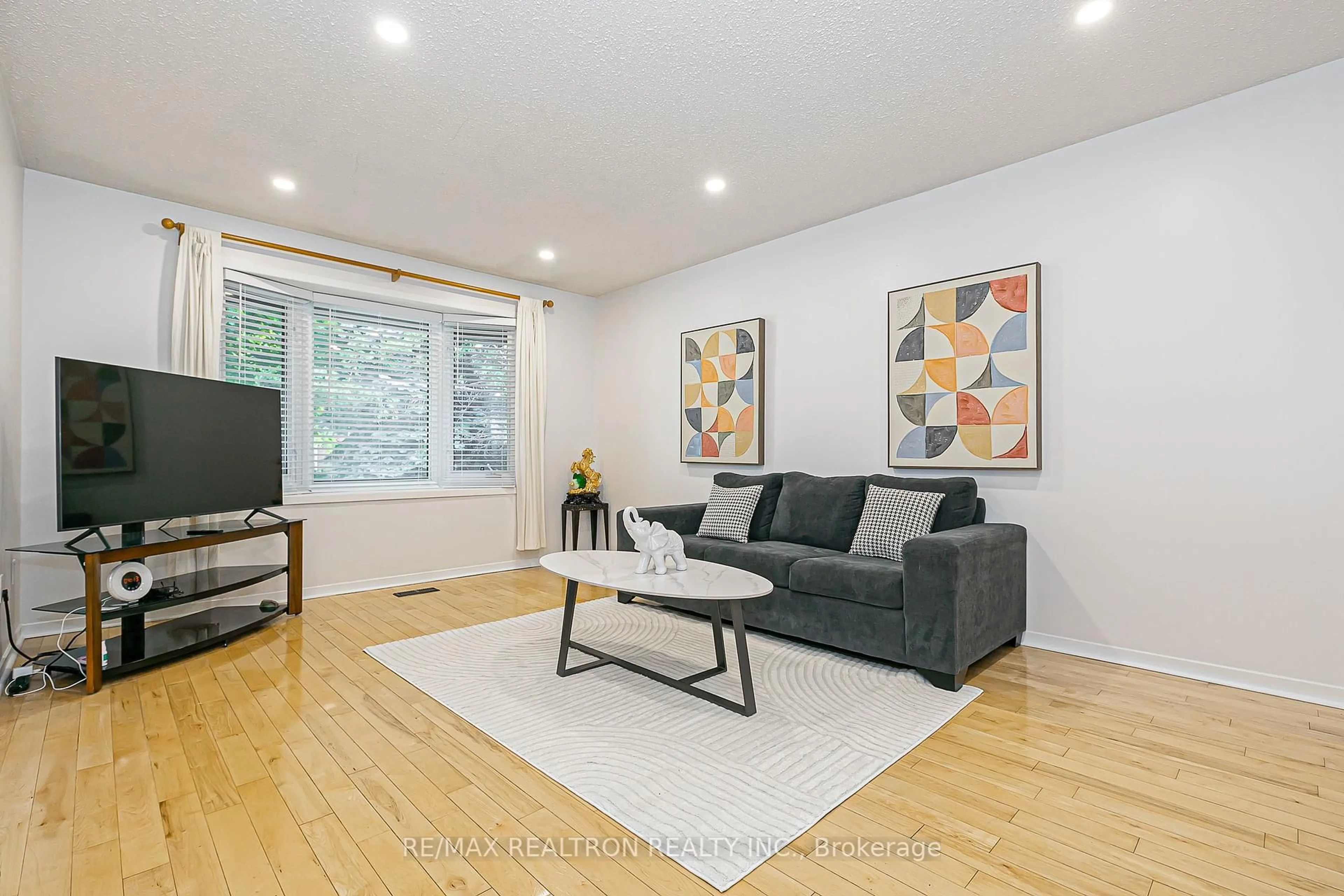 Living room with furniture, wood/laminate floor for 274 Yorkshire Dr, Newmarket Ontario L3Y 6J7