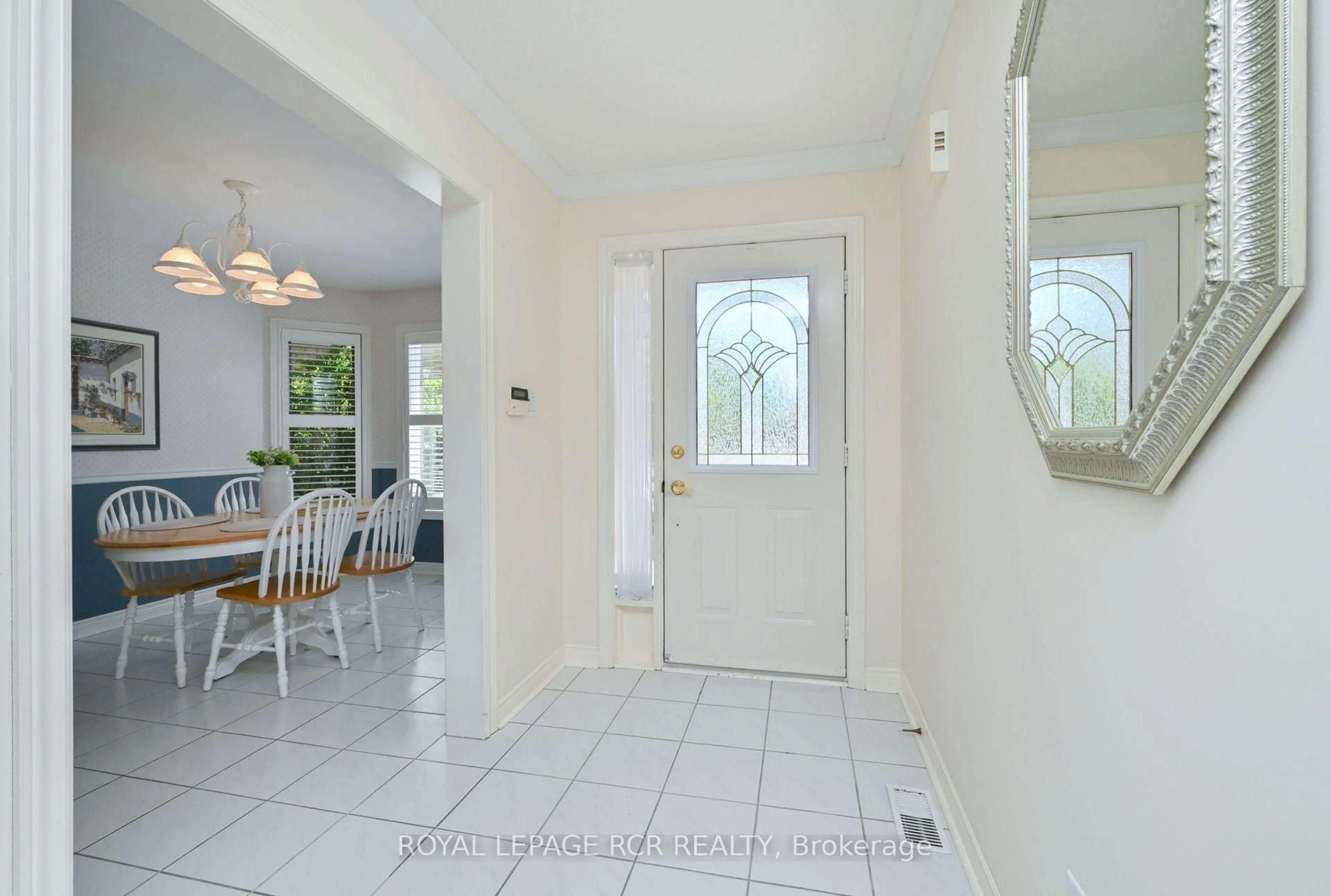 Indoor entryway for 6 Belair Pl, New Tecumseth Ontario L9R 1Z1