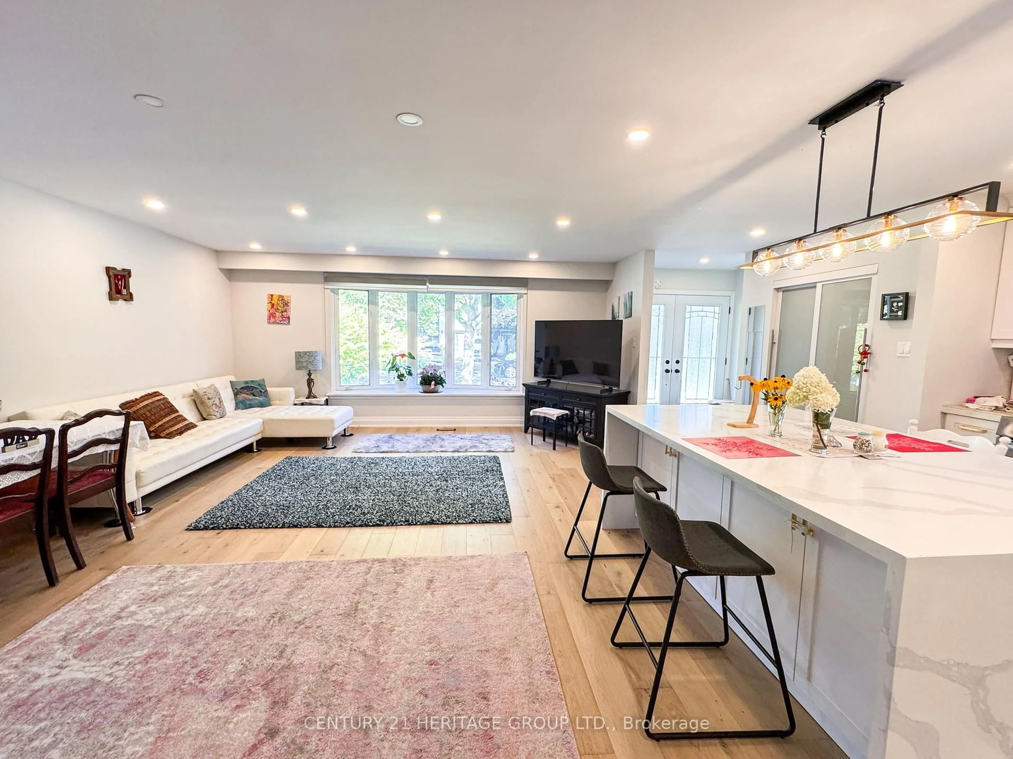 Open concept kitchen, unknown for 44 Devins Dr, Aurora Ontario L4G 2Z1