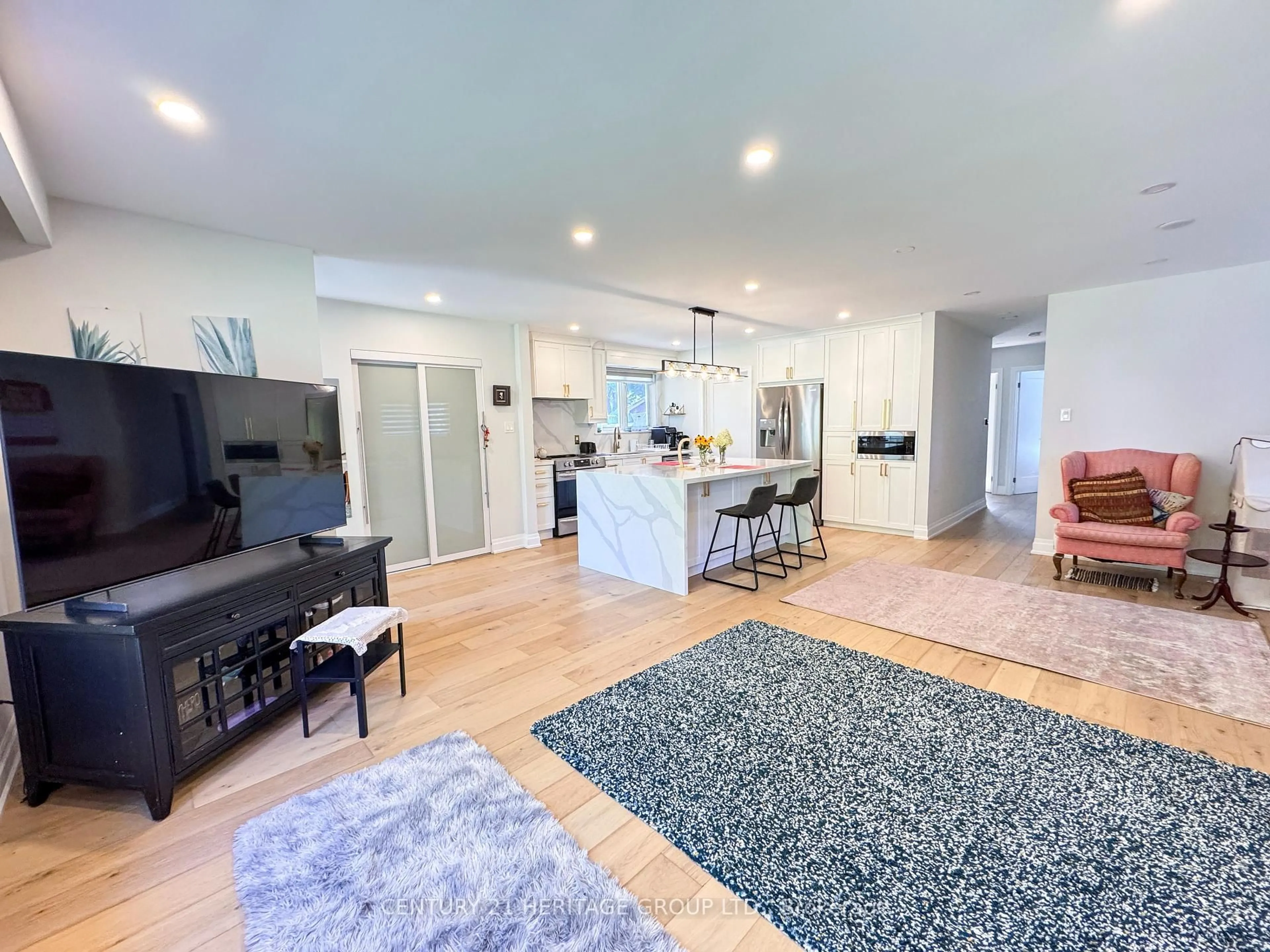 Open concept kitchen, unknown for 44 Devins Dr, Aurora Ontario L4G 2Z1