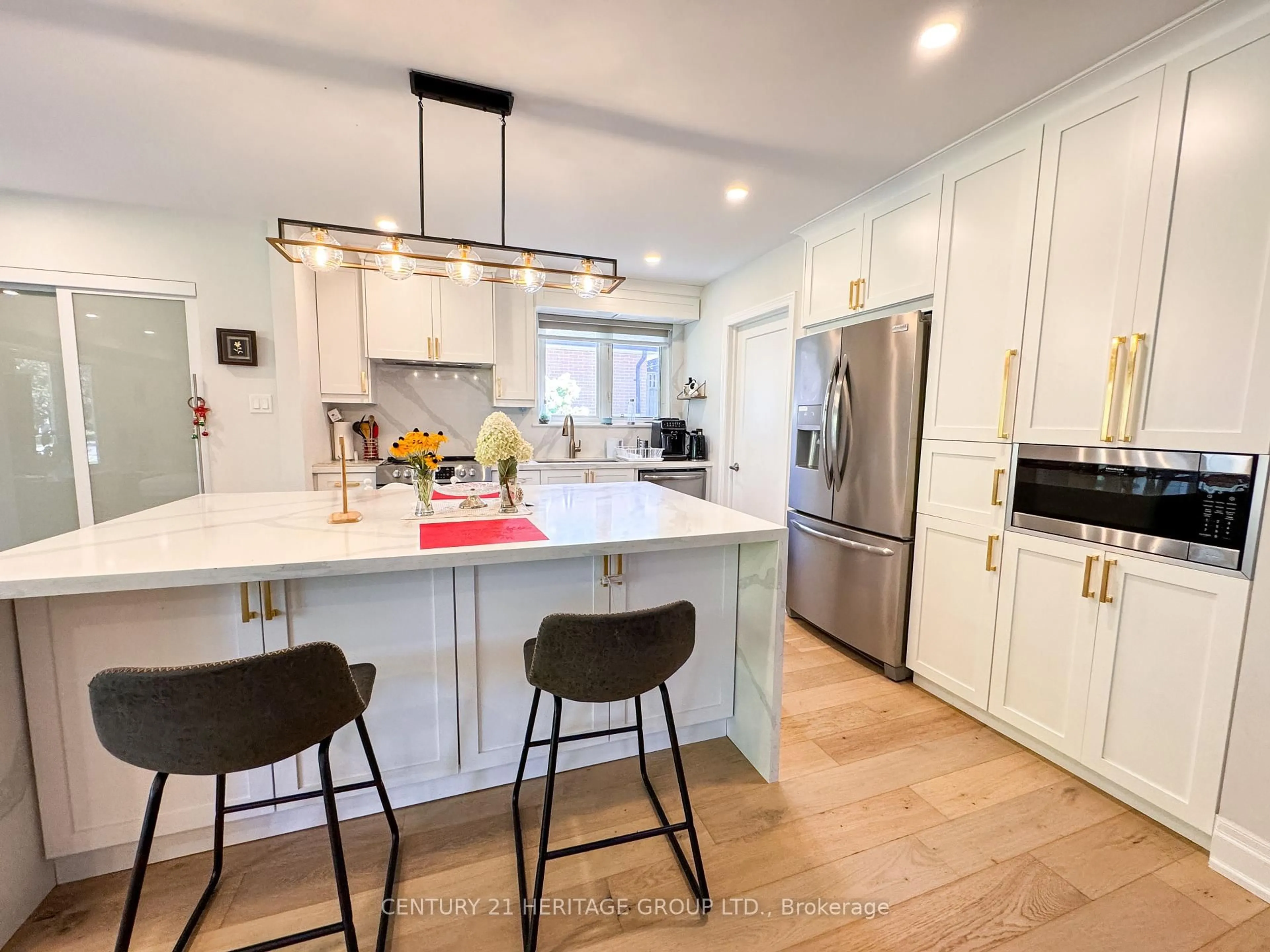 Open concept kitchen, unknown for 44 Devins Dr, Aurora Ontario L4G 2Z1