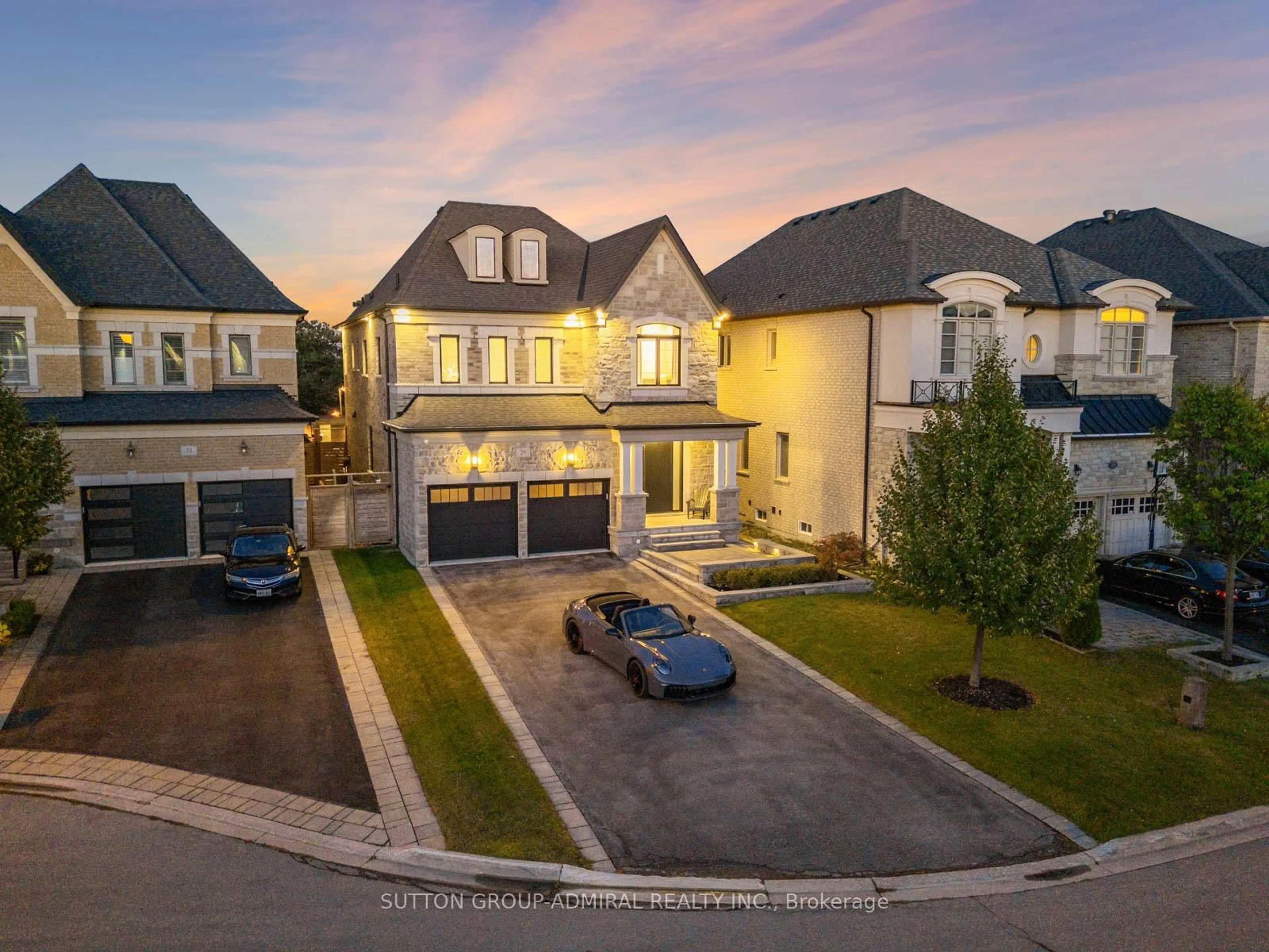 A pic from outside/outdoor area/front of a property/back of a property/a pic from drone, street for 29 Kylemount Crt, Vaughan Ontario L4J 0E6