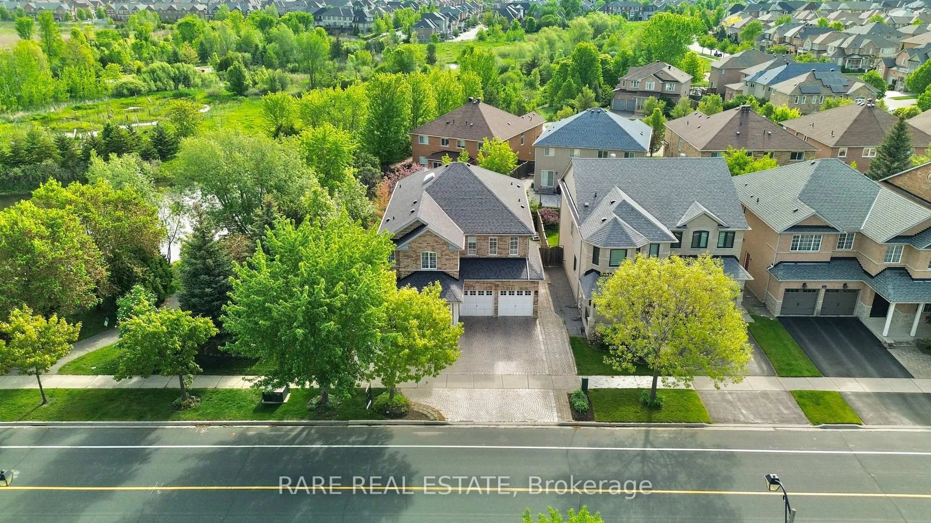 A pic from outside/outdoor area/front of a property/back of a property/a pic from drone, street for 295 Stonebridge Dr, Markham Ontario L6C 2Y1
