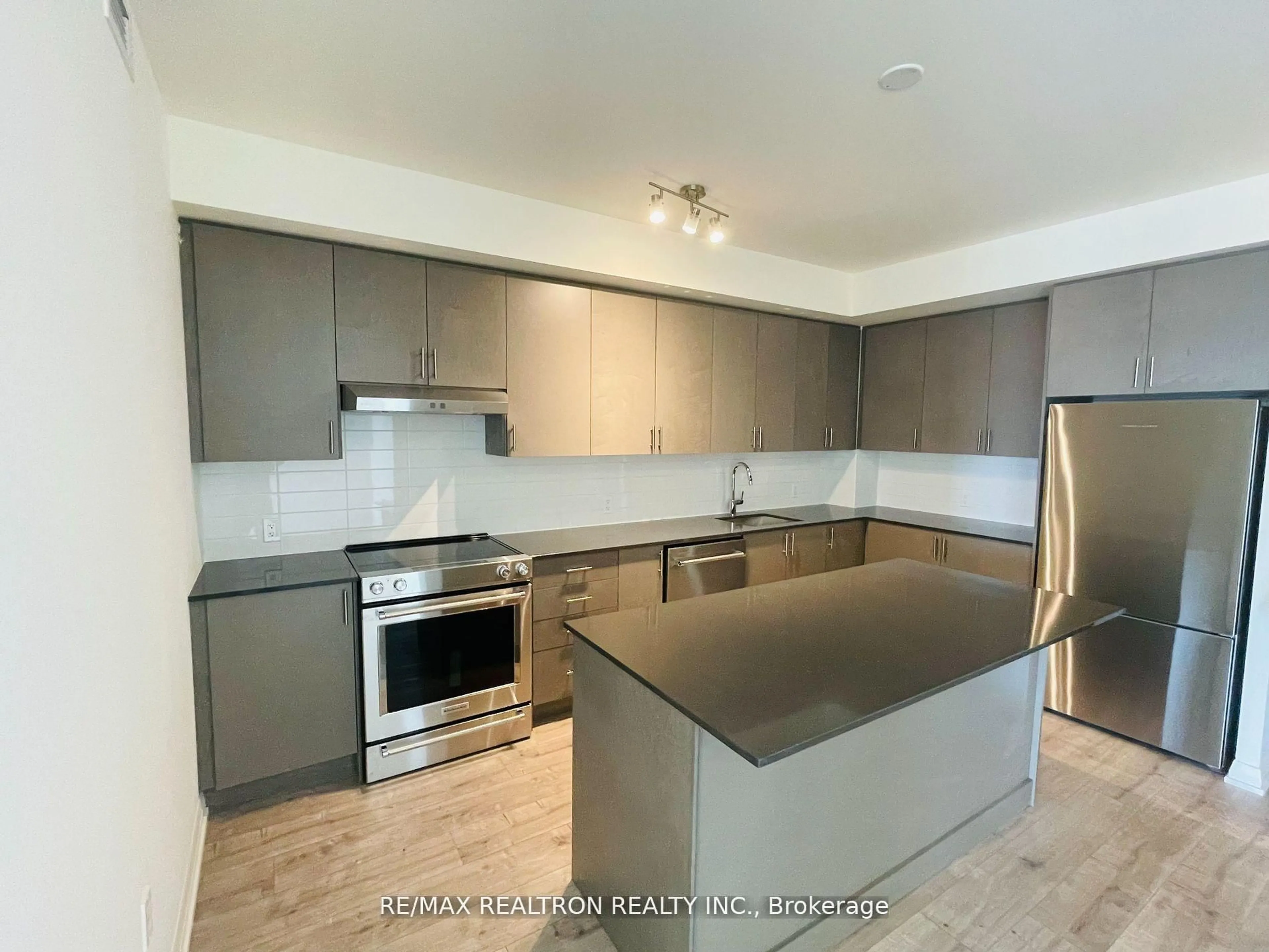 Unknown for 8960 Jane St #326, Vaughan Ontario L4K 0N9