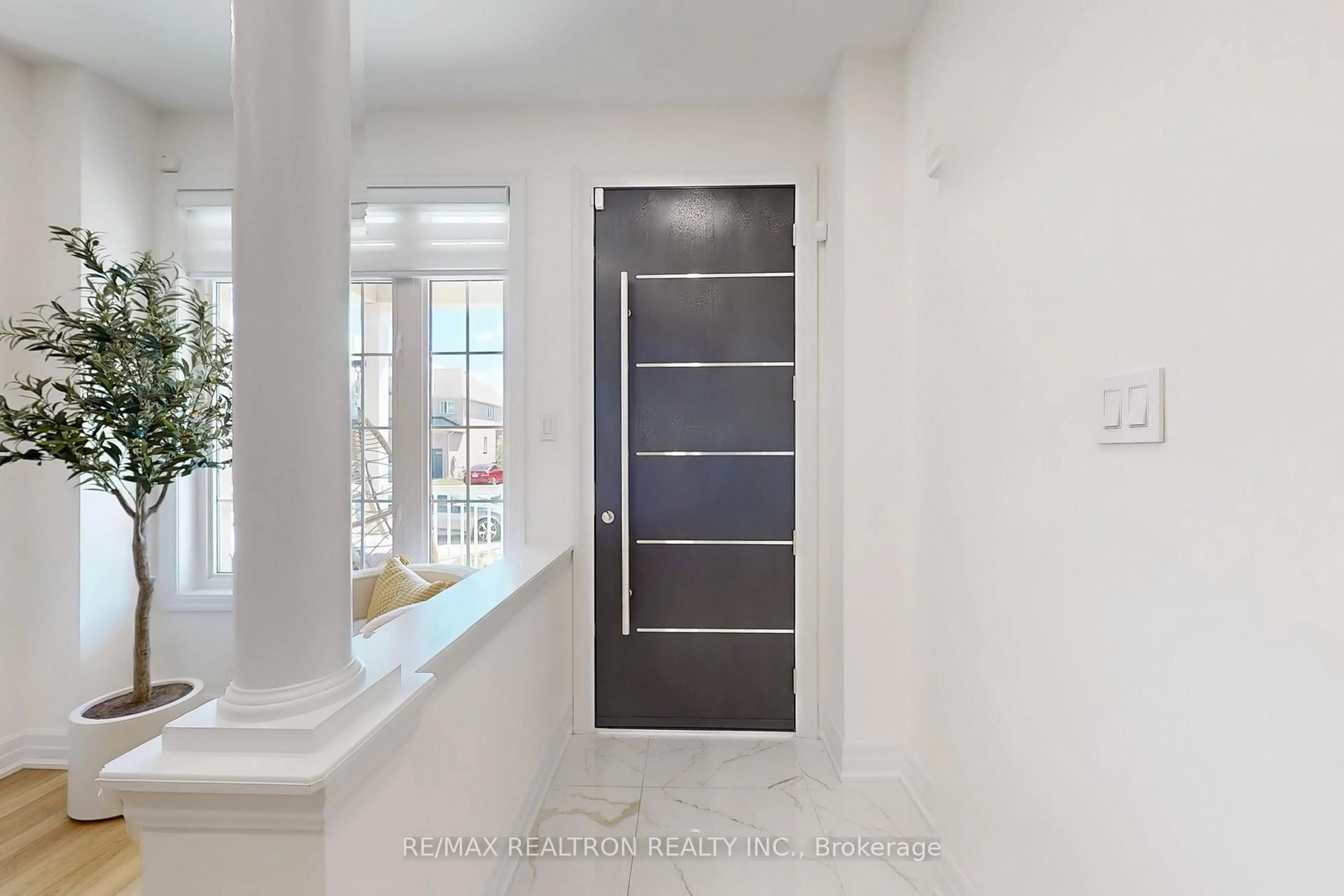 Indoor entryway for 1406 Butler St, Innisfil Ontario L9S 0H2