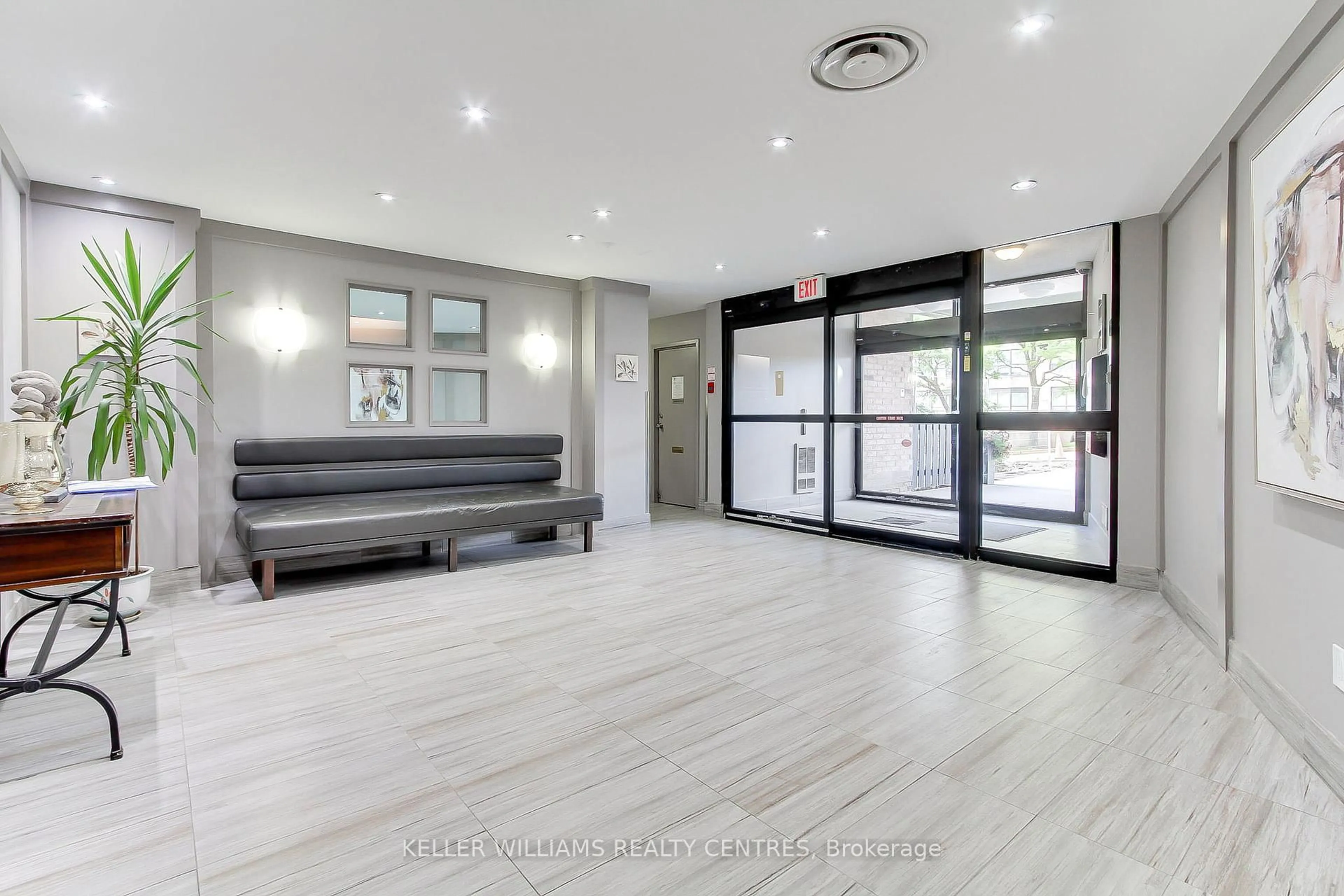 Indoor foyer for 260 Davis Dr #408, Newmarket Ontario L3Y 7C3