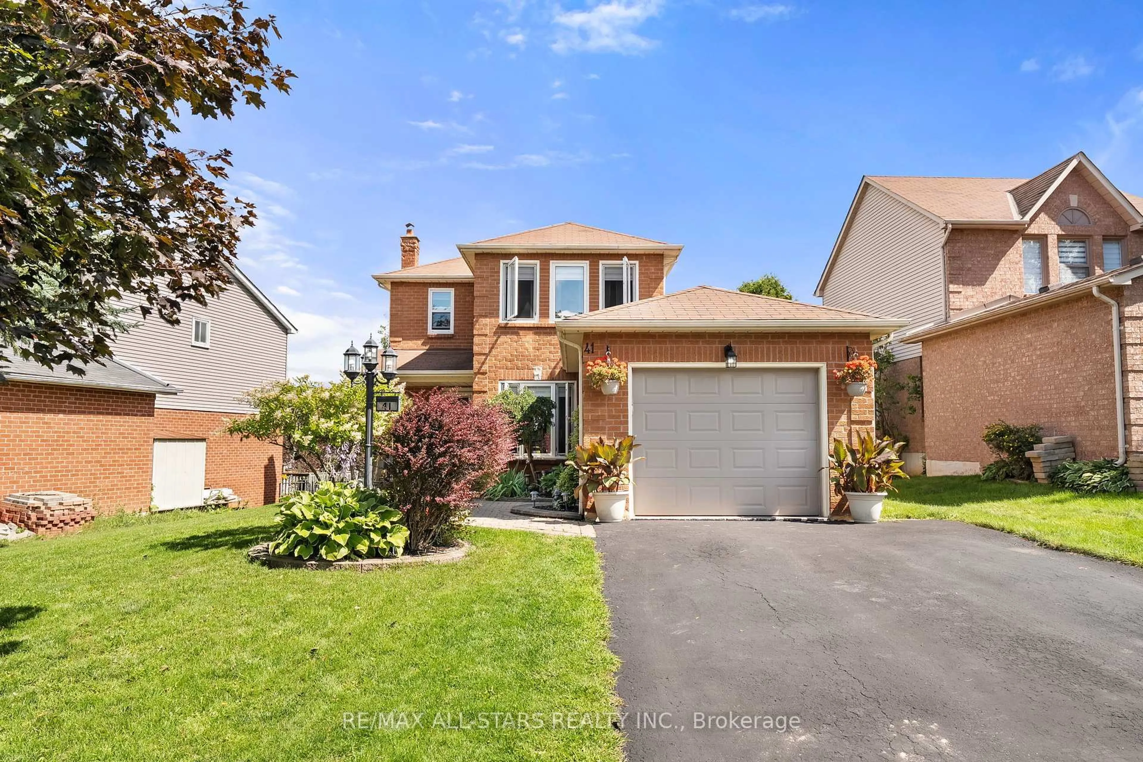 A pic from outside/outdoor area/front of a property/back of a property/a pic from drone, street for 41 Sherie Dr, Georgina Ontario L4P 3R2