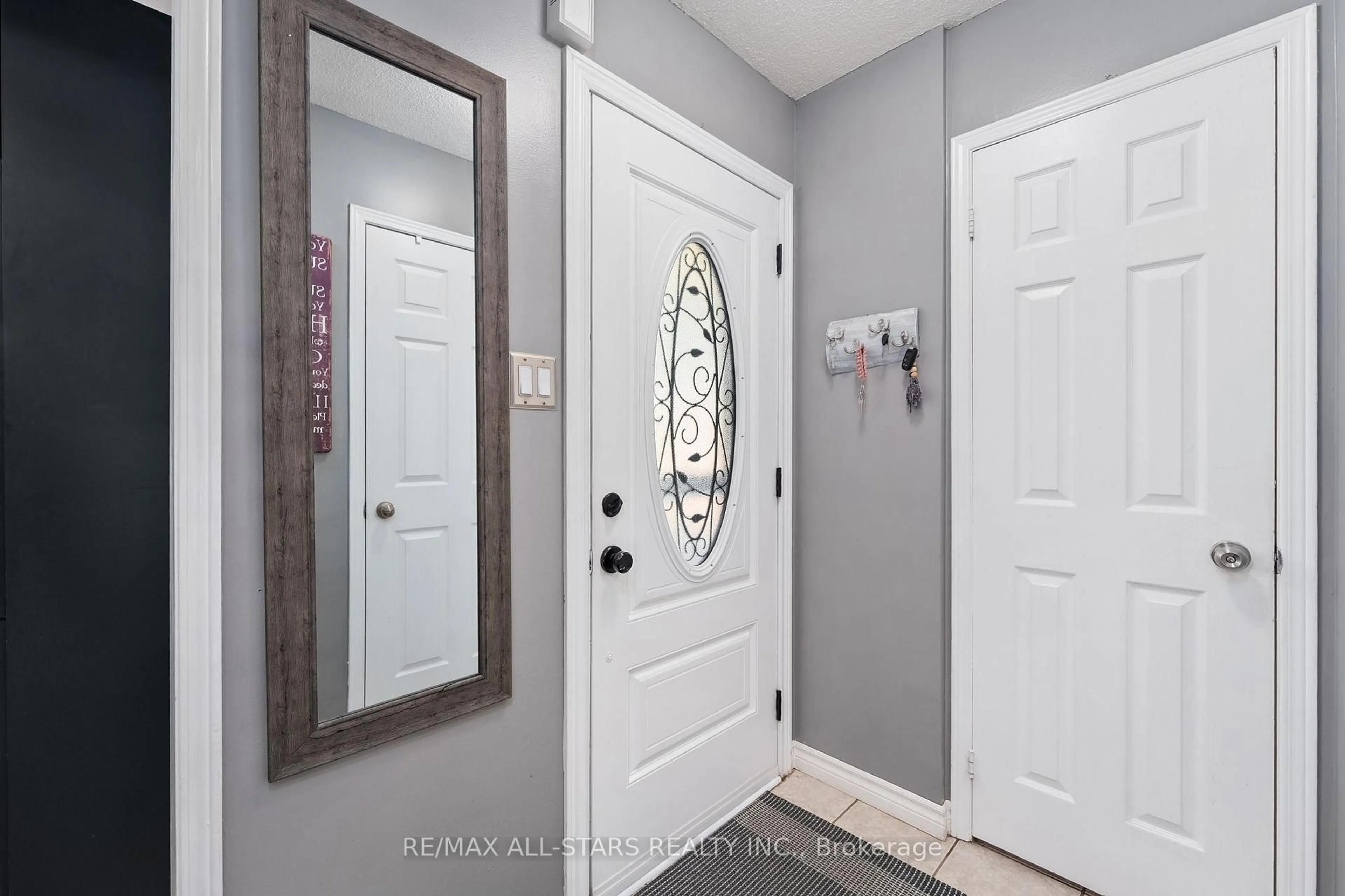 Indoor entryway for 41 Sherie Dr, Georgina Ontario L4P 3R2