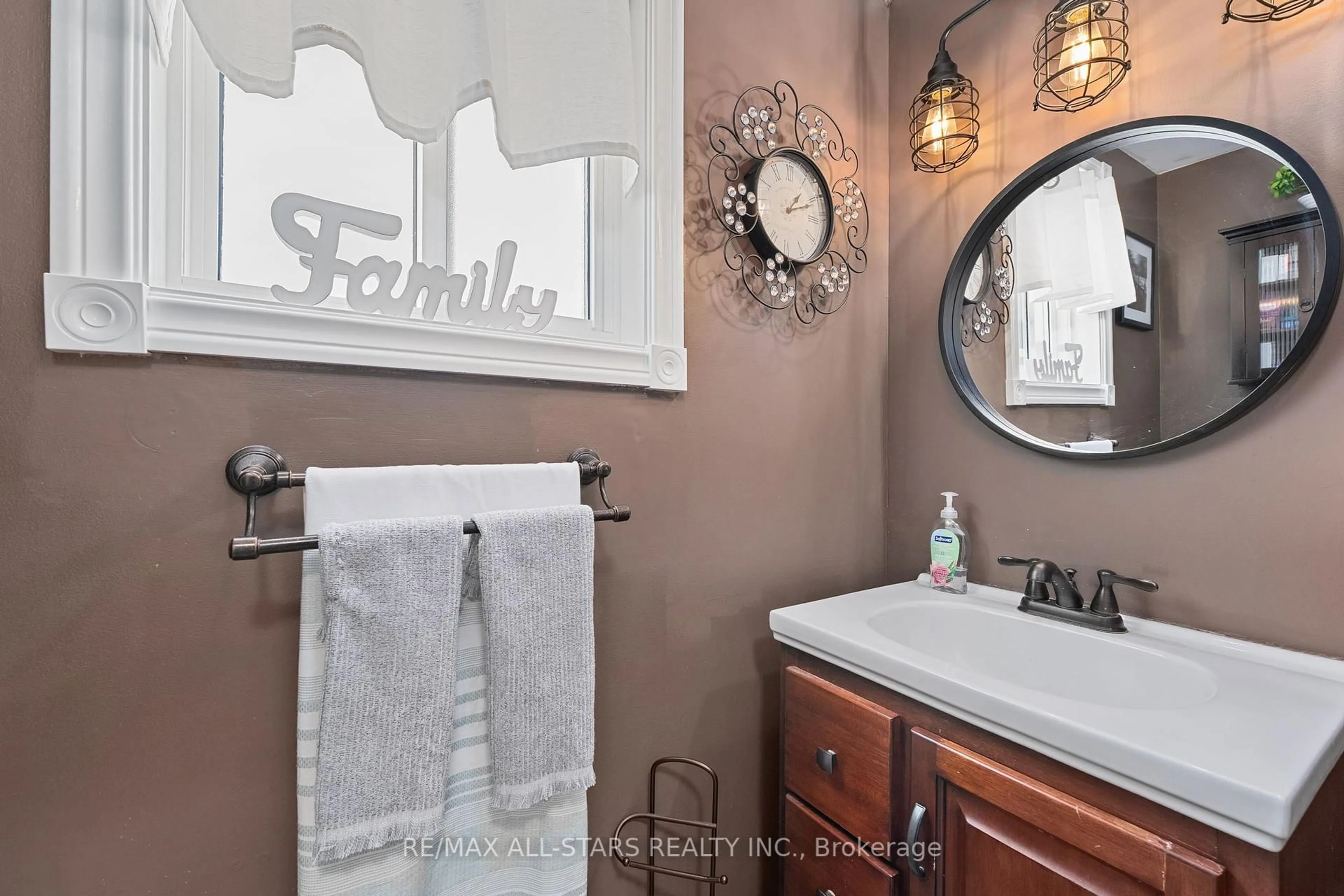 Contemporary bathroom, ceramic/tile floor for 41 Sherie Dr, Georgina Ontario L4P 3R2
