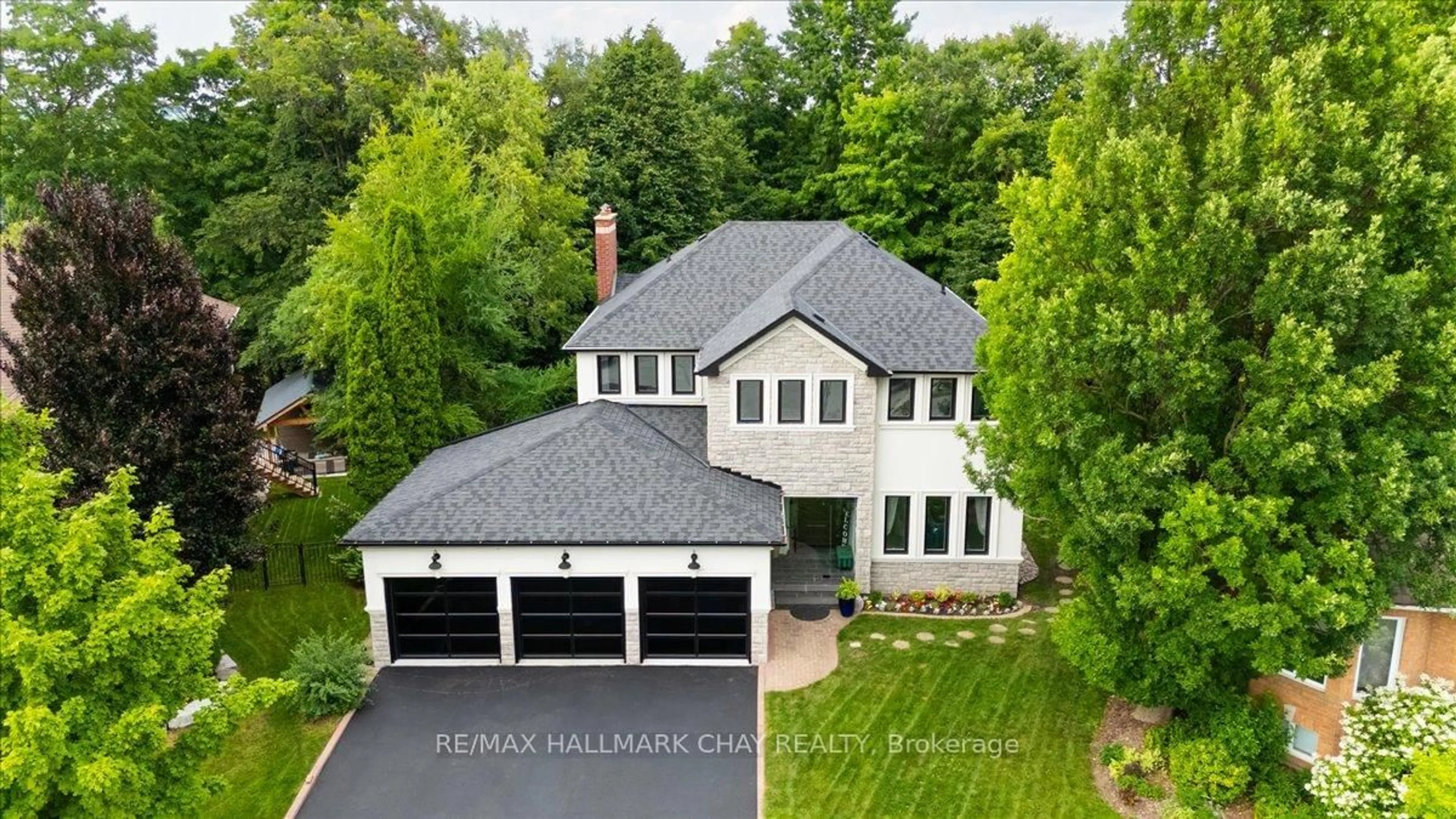 A pic from outside/outdoor area/front of a property/back of a property/a pic from drone, street for 34 Previn Crt, New Tecumseth Ontario L9R 1N8