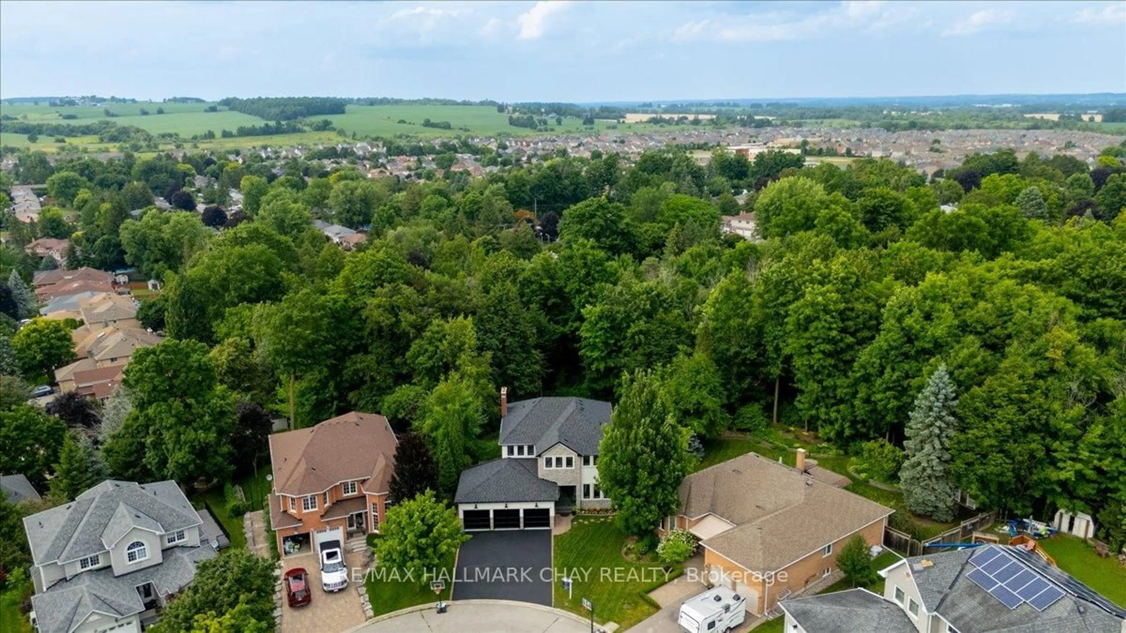 A pic from outside/outdoor area/front of a property/back of a property/a pic from drone, unknown for 34 Previn Crt, New Tecumseth Ontario L9R 1N8