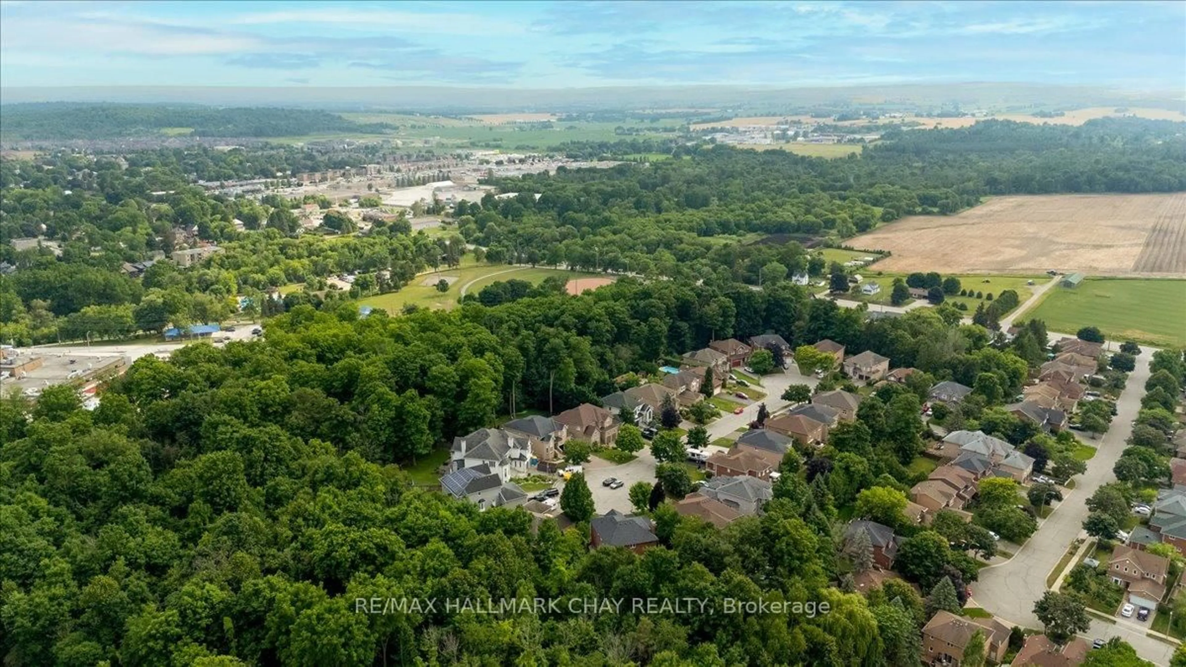 A pic from outside/outdoor area/front of a property/back of a property/a pic from drone, mountain view for 34 Previn Crt, New Tecumseth Ontario L9R 1N8