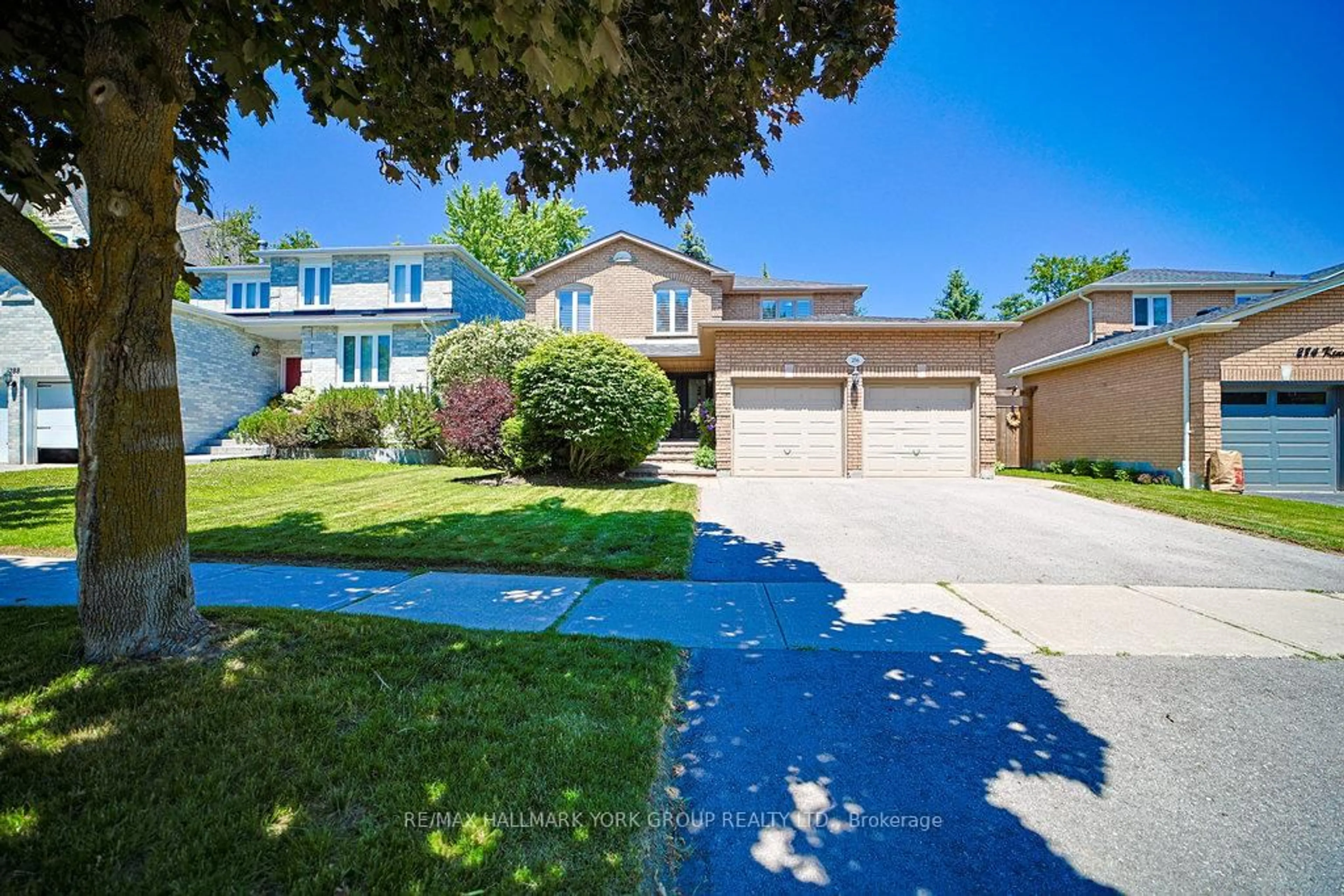 A pic from outside/outdoor area/front of a property/back of a property/a pic from drone, unknown for 286 Kennedy St, Aurora Ontario L4G 6L2